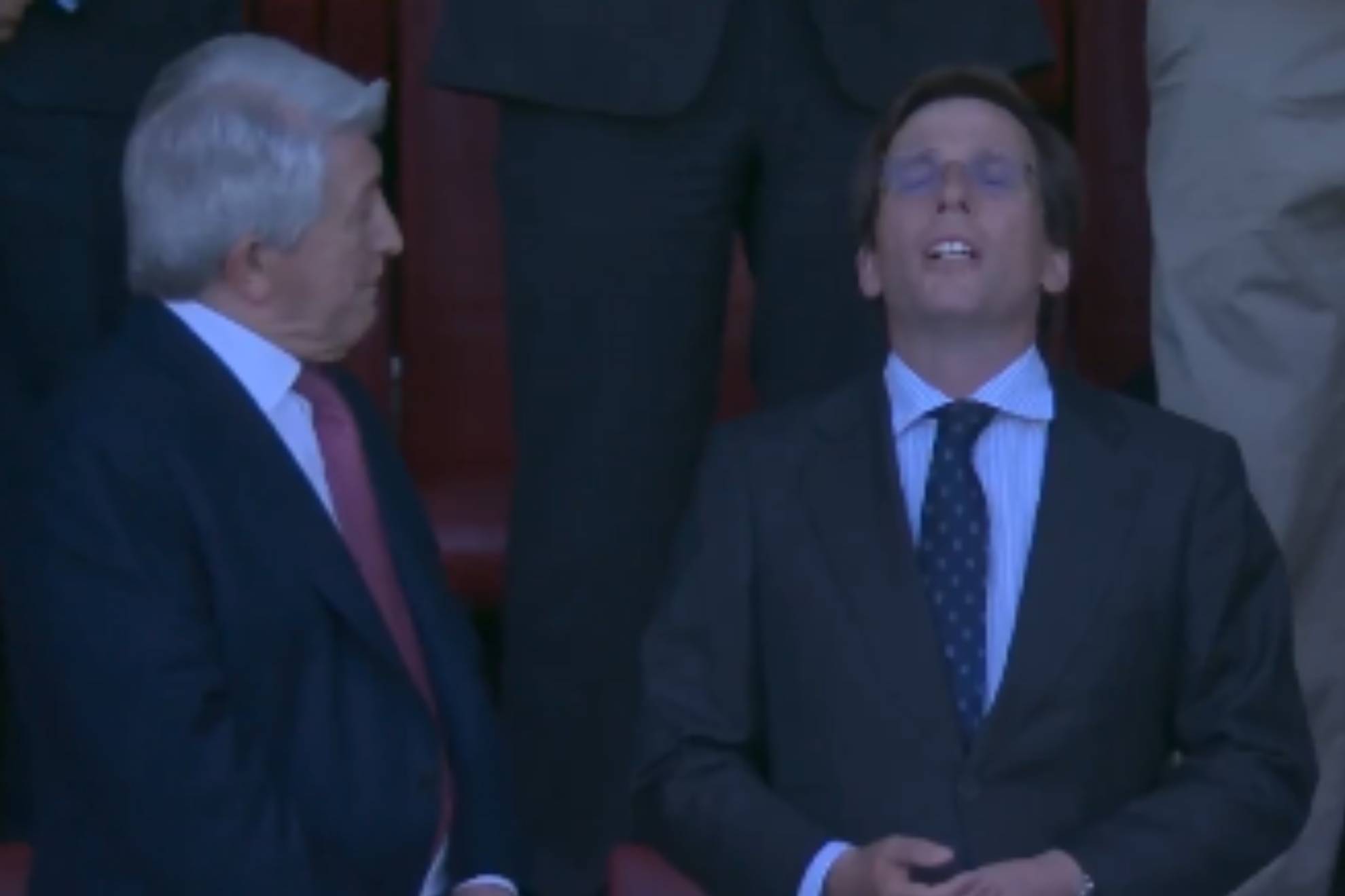 El éxtasis de Martínez-Almeida cantando el himno del Atlético en el Metropolitano junto al Rey