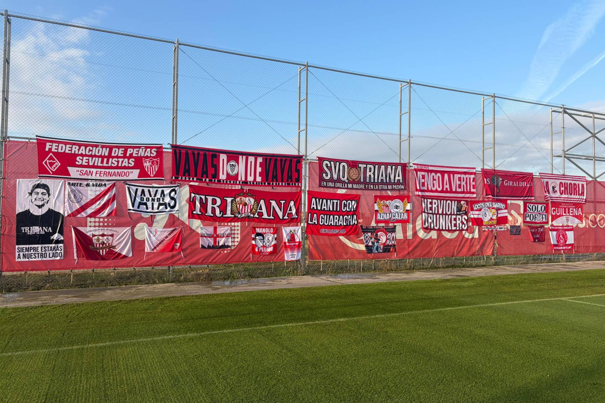 Las pancartas en la Ciudad Deportiva.