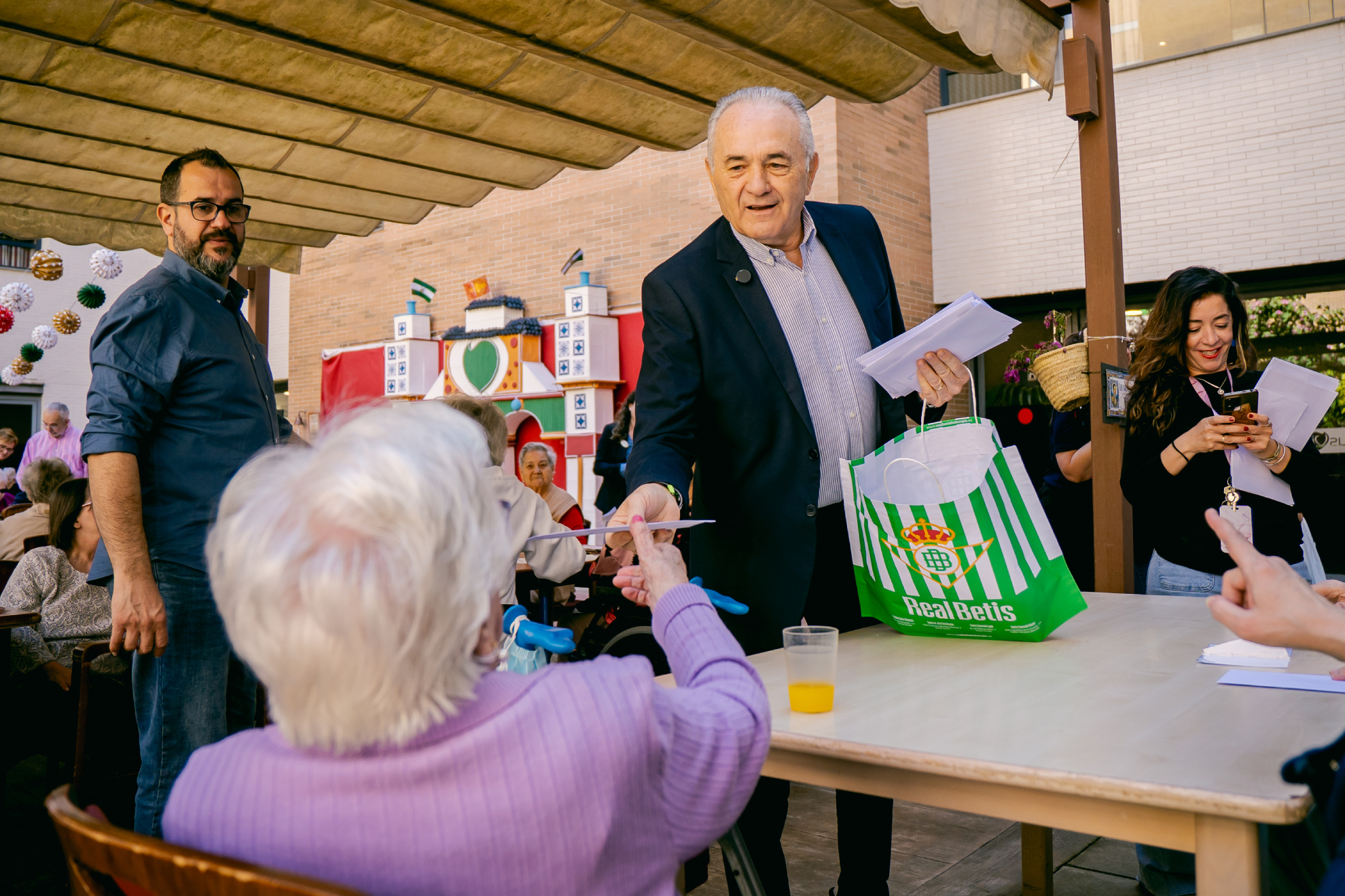 Gordillo, haciendo entrega de las primeras cartas