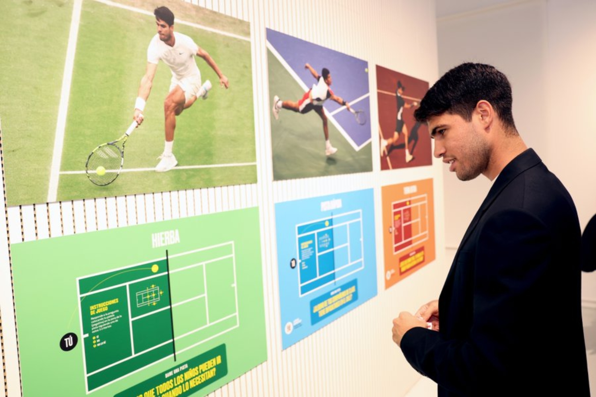 Alcaraz viendo la exposición sobre su vida.
