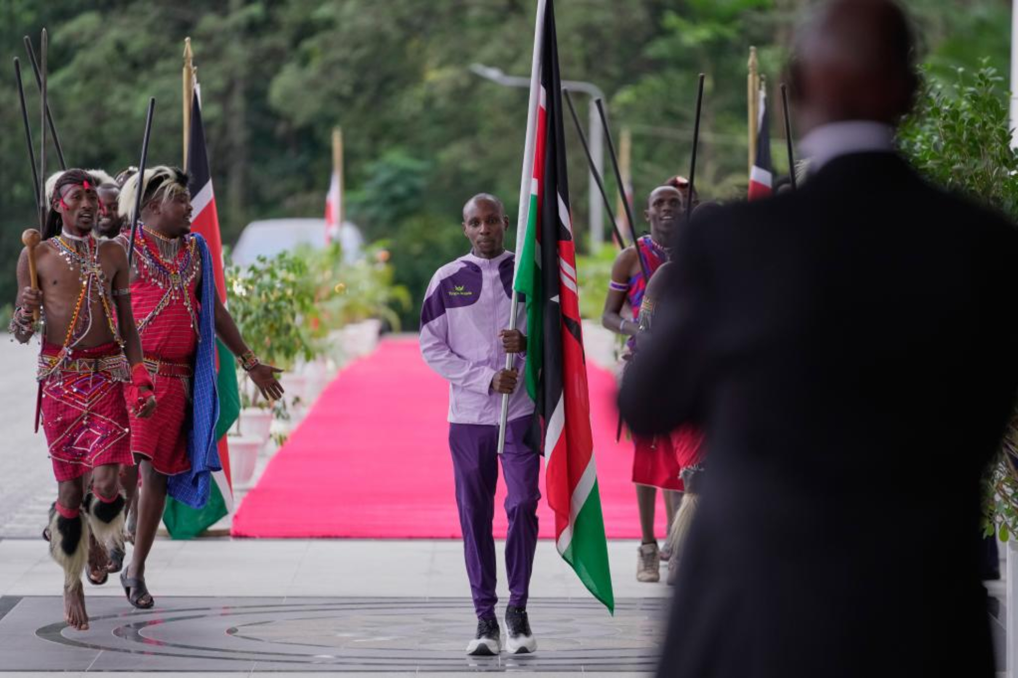 Sabastian Sawe, con la bandera de Kenia.