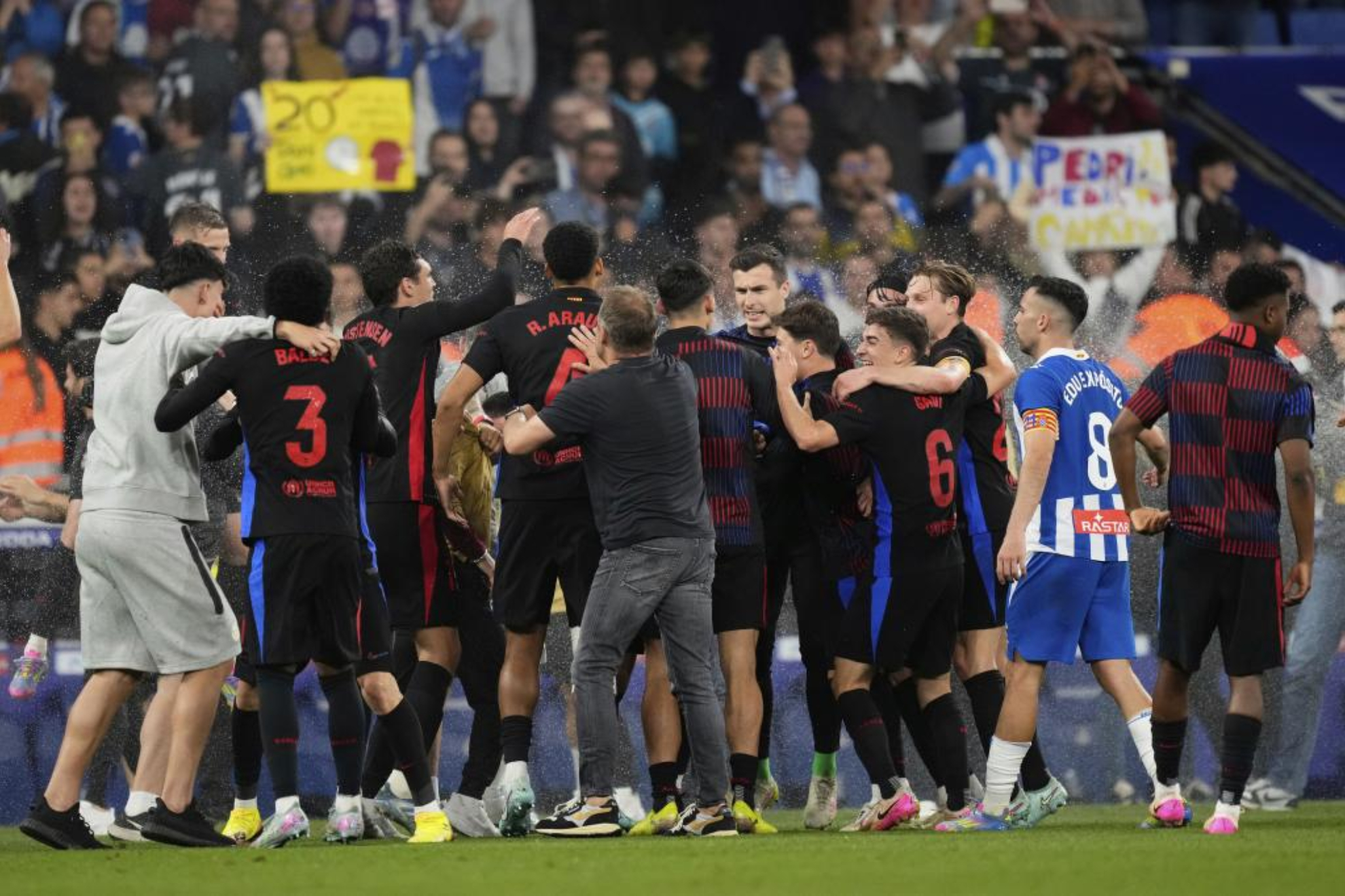 Los jugadores del Barcelona festejan el título sobre el RCDE Stadium.