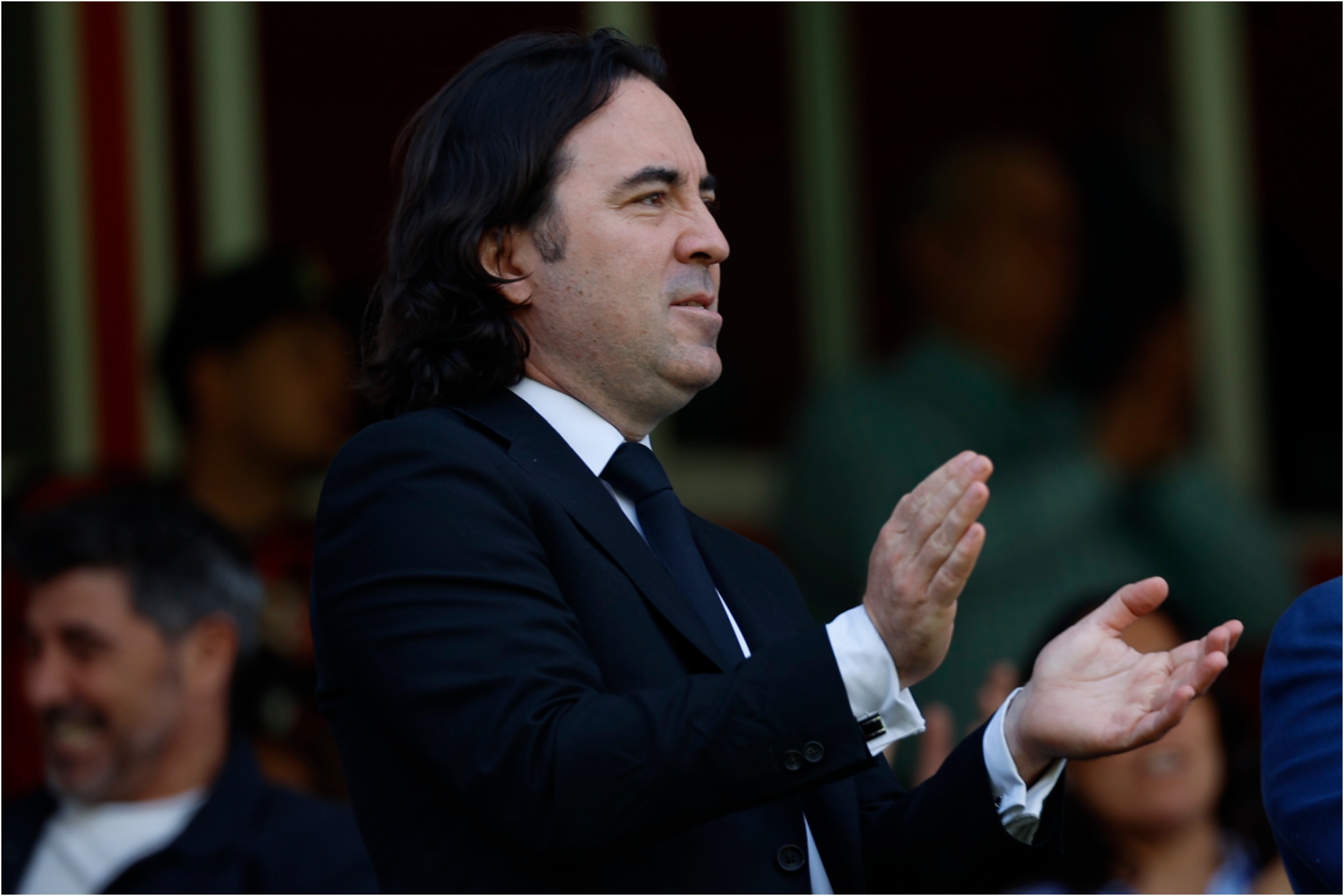 Martín Presa aplaude en el estadio de Vallecas.