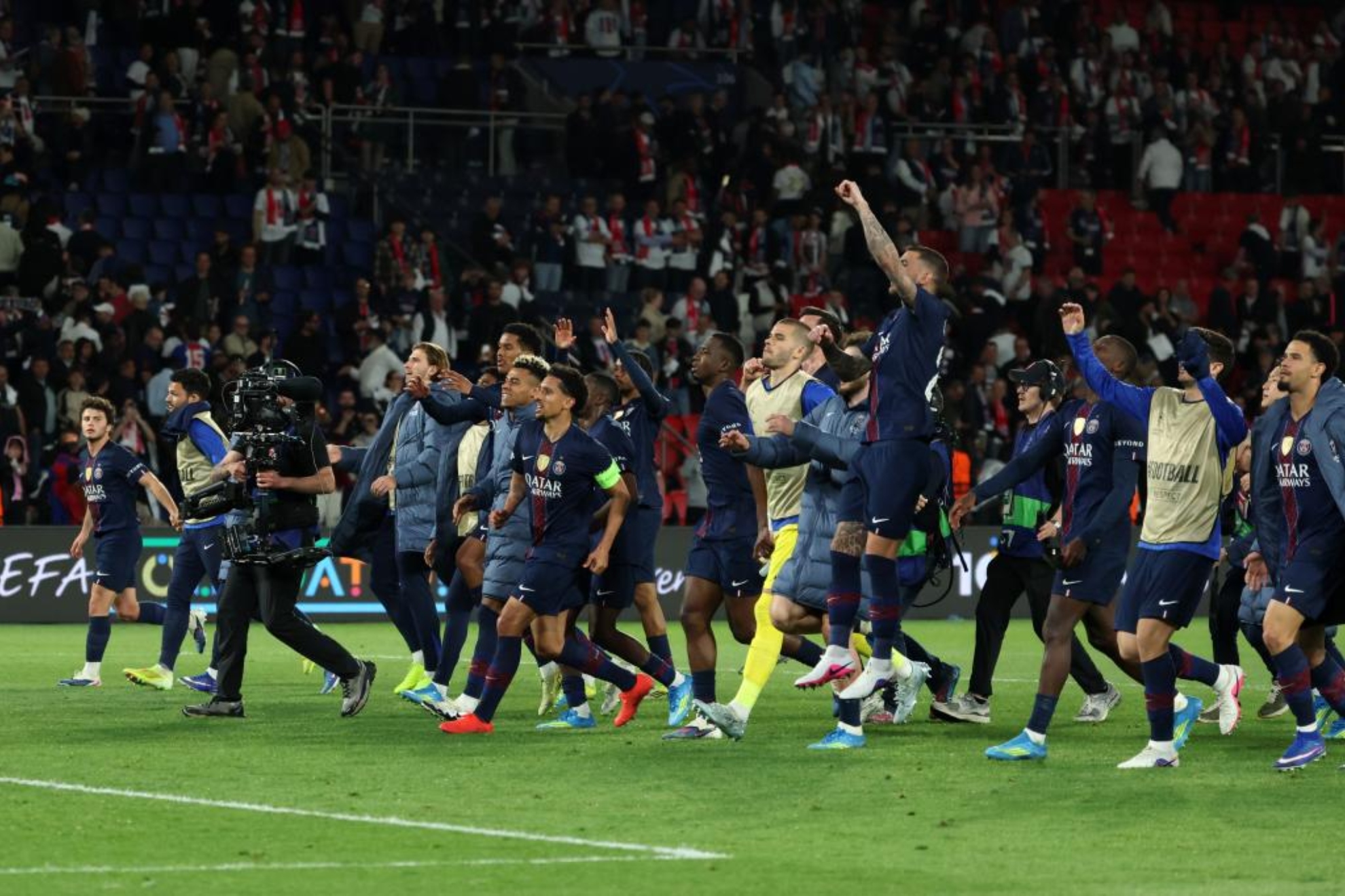 Los jugadores del PSG celebran la victoria sobre el Bayern.