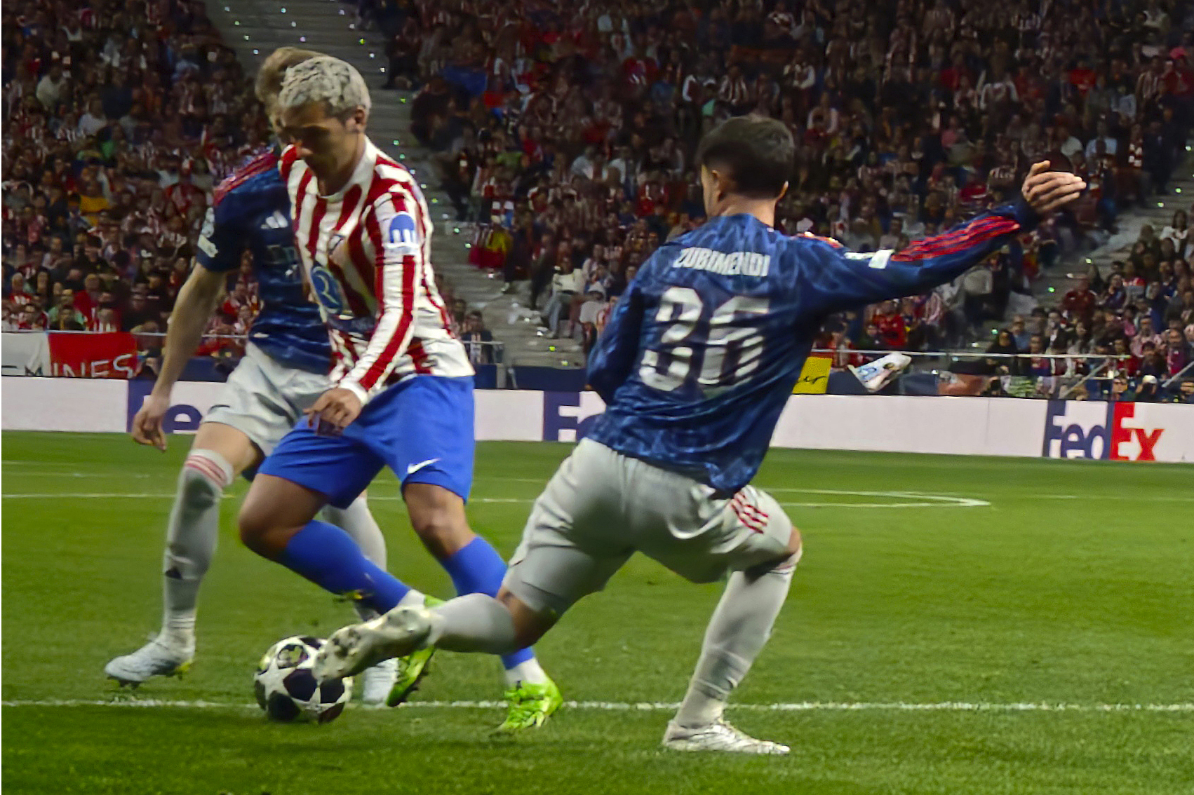 Acción del partido de ida de la semifinal de la Liga de Campeones entre Atlético de Madrid y Arsenal.