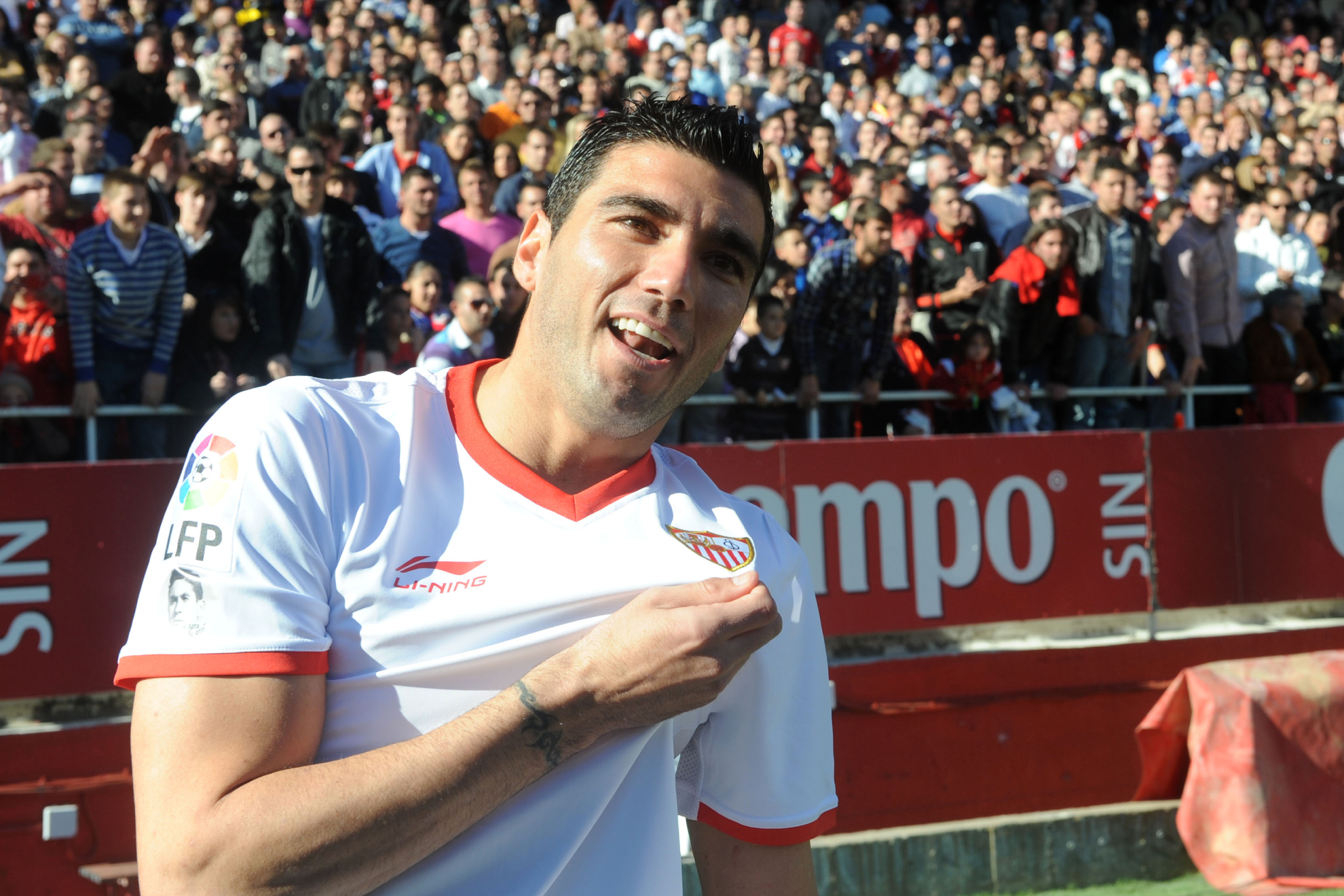 Reyes, con la camiseta del Sevilla