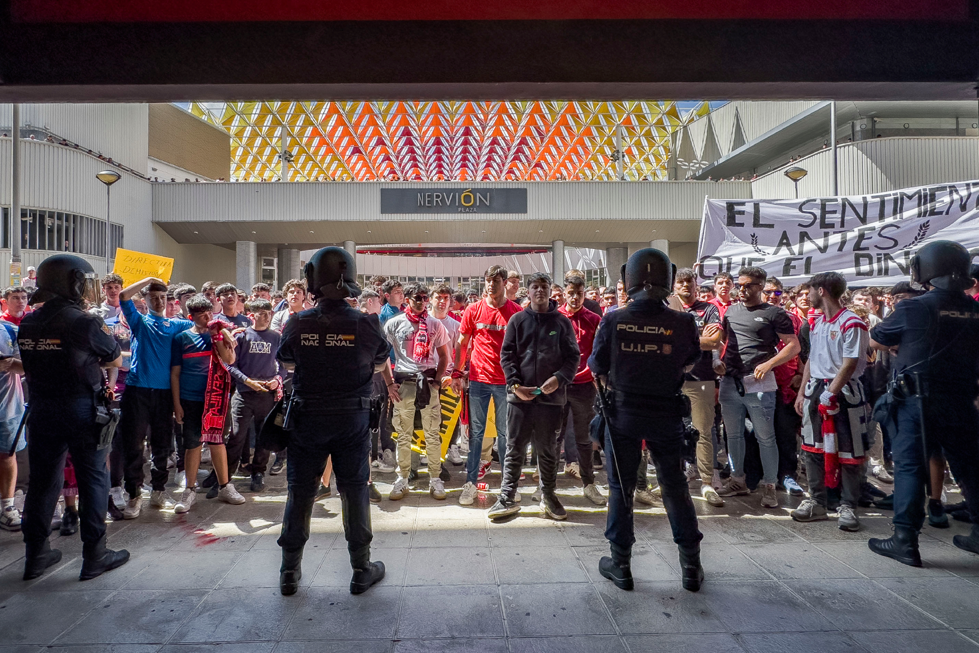 Policías junto al Nervión Plaza