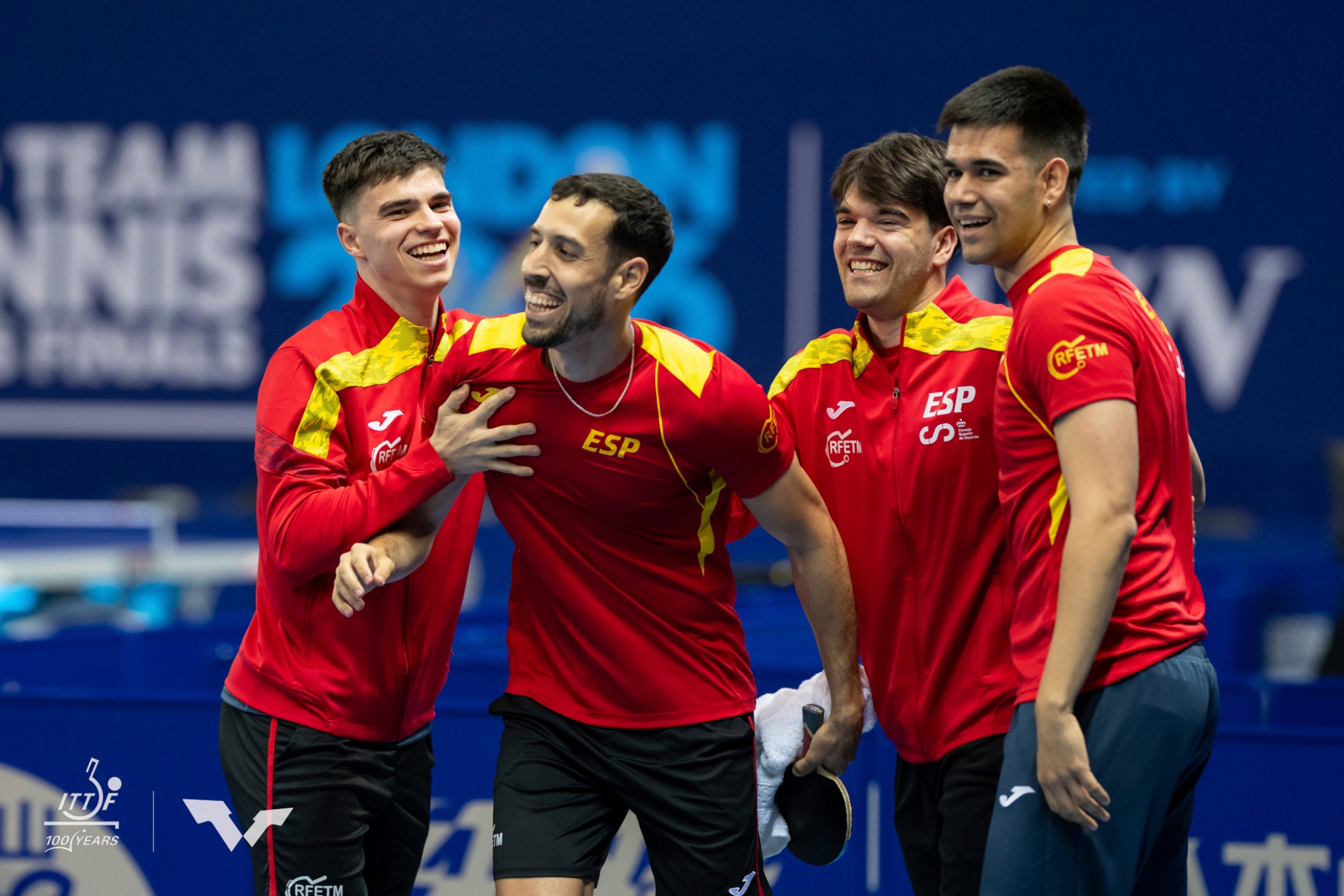 Los compañeros felicitan a Álvaro Robles tras ganar el punto definitivo.