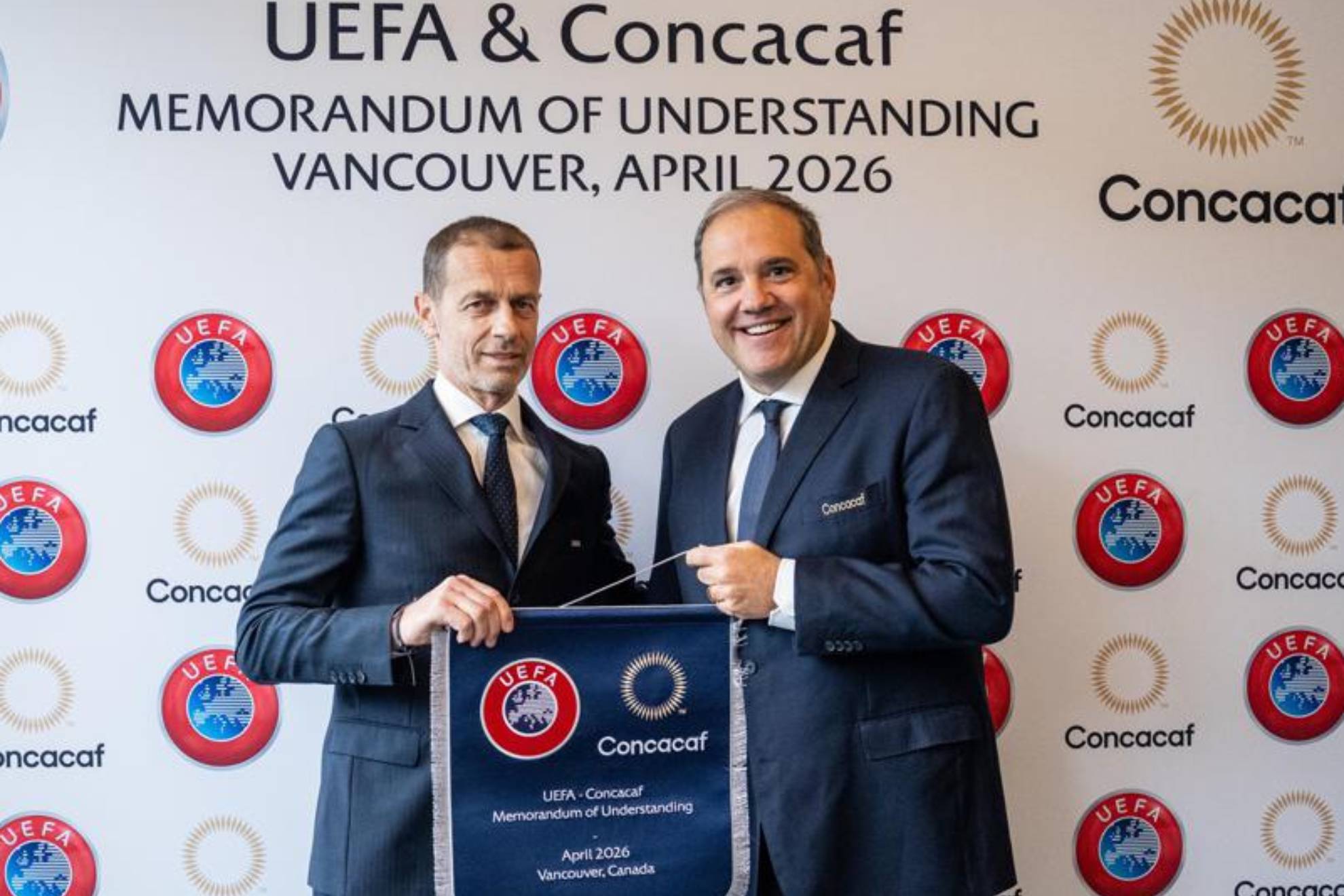 Los presidentes Čeferin y Montagliani se dan la mano tras firmar el nuevo Memorando de Entendimiento.