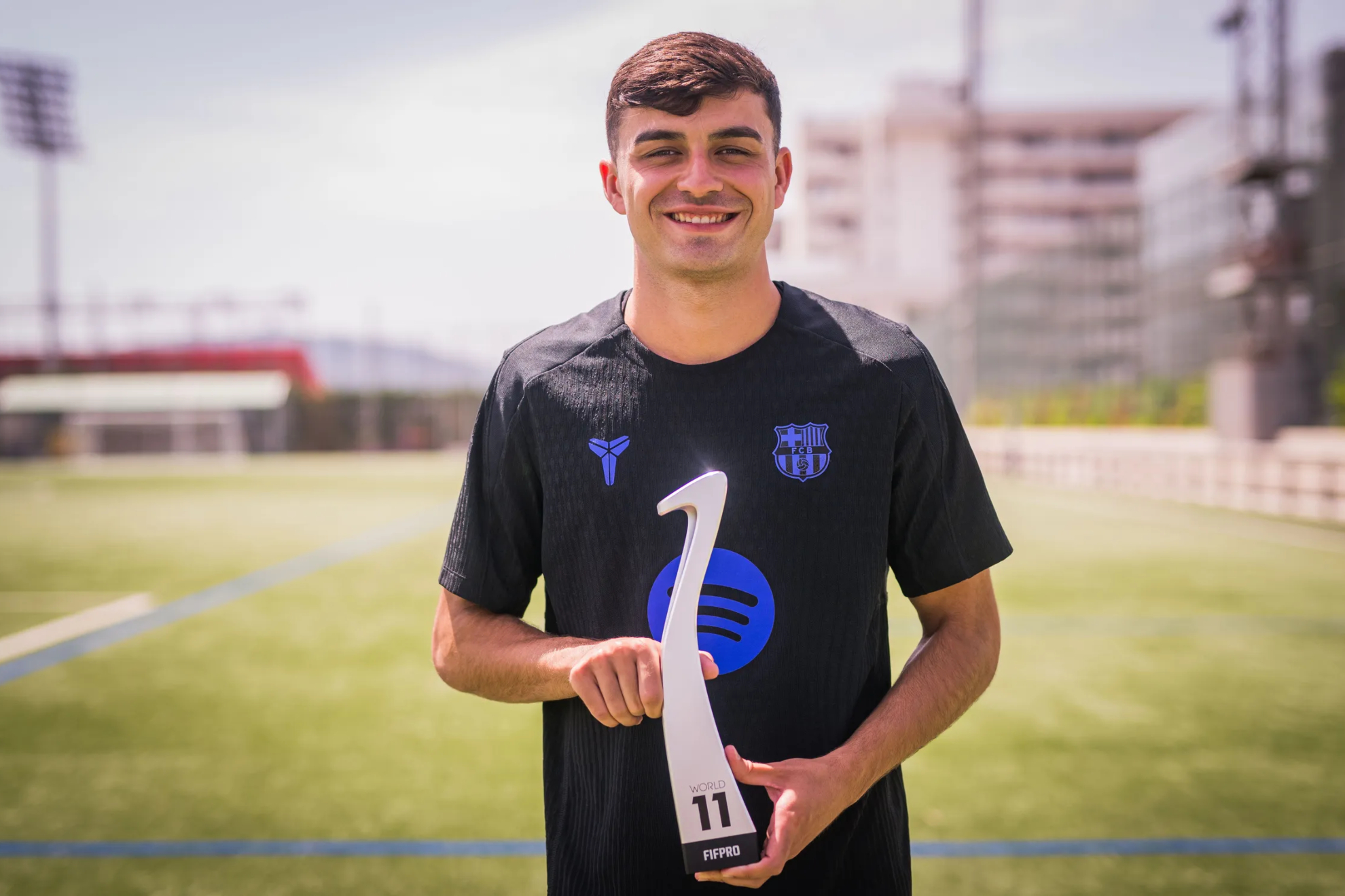 Pedri, con el galardón