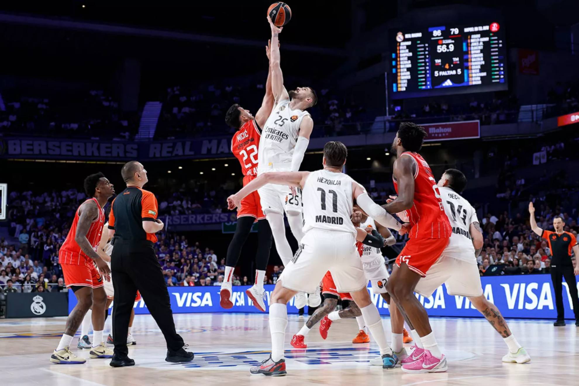 Alez Len, durante un salto entre dos en el partido de este miércoles frente al Hapoel.