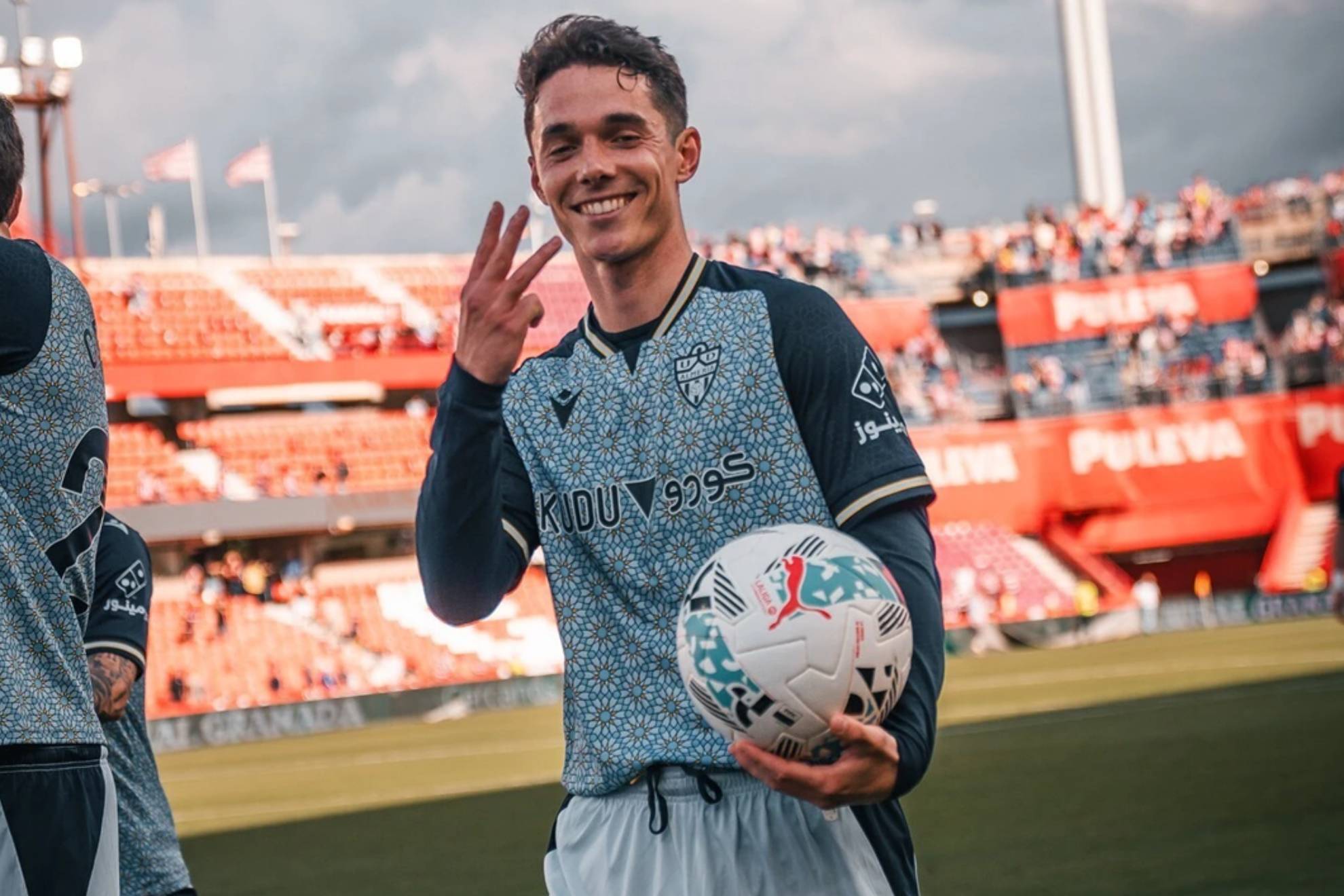 Arribas celebra su hat-trick ante el Granada