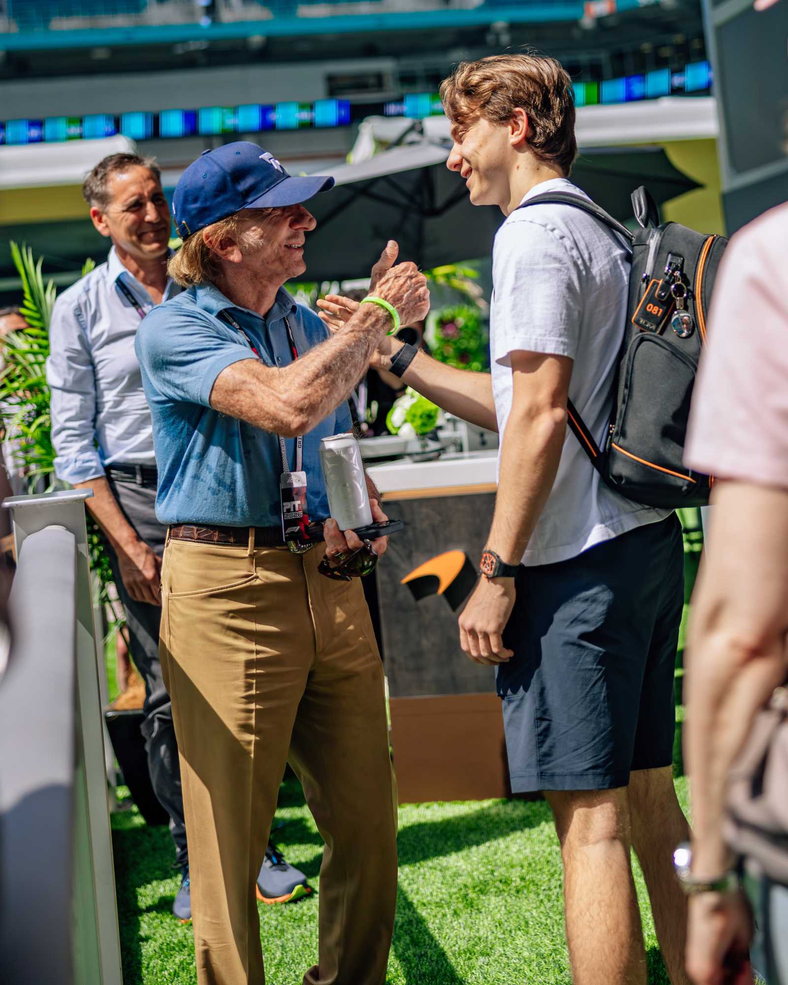 Piastri da la bienvenida a Fittipaldi al paddock.