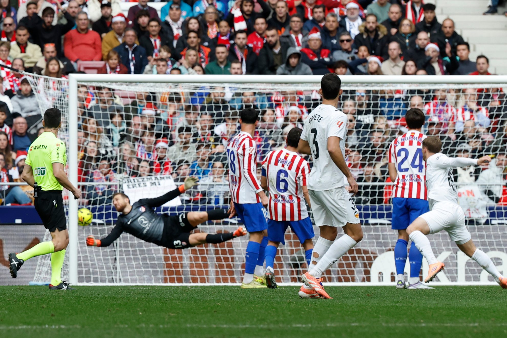 Lucas Beltrán marca el gol del Valencia ante el Atlético en el Metropolitano esta temporada.