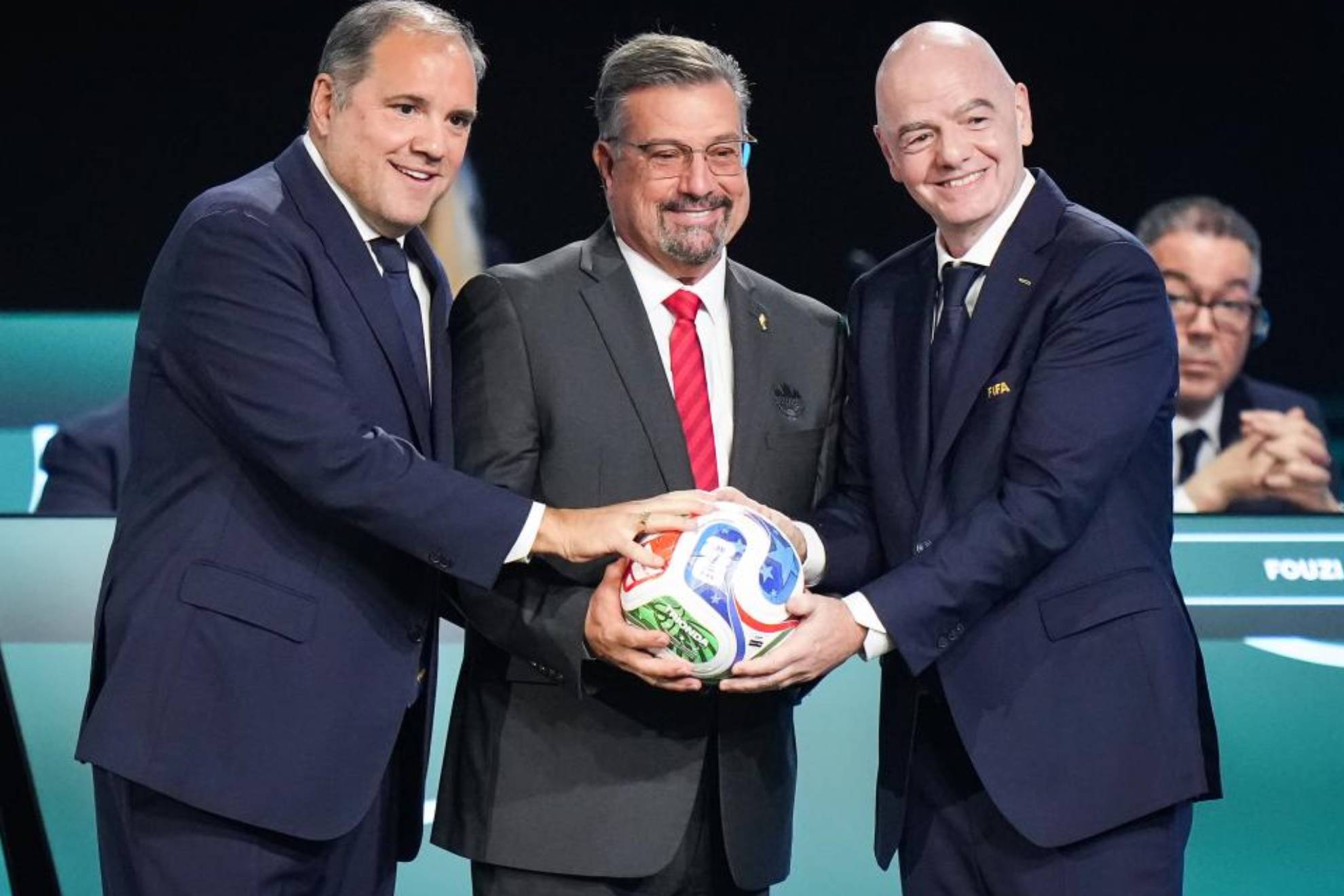 Infantino, a la derecha, junto a Peter Augruso y Victor Montagliani.