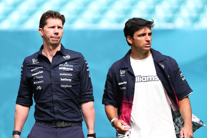 Sainz, con su look estilo Miami y James Vowles.