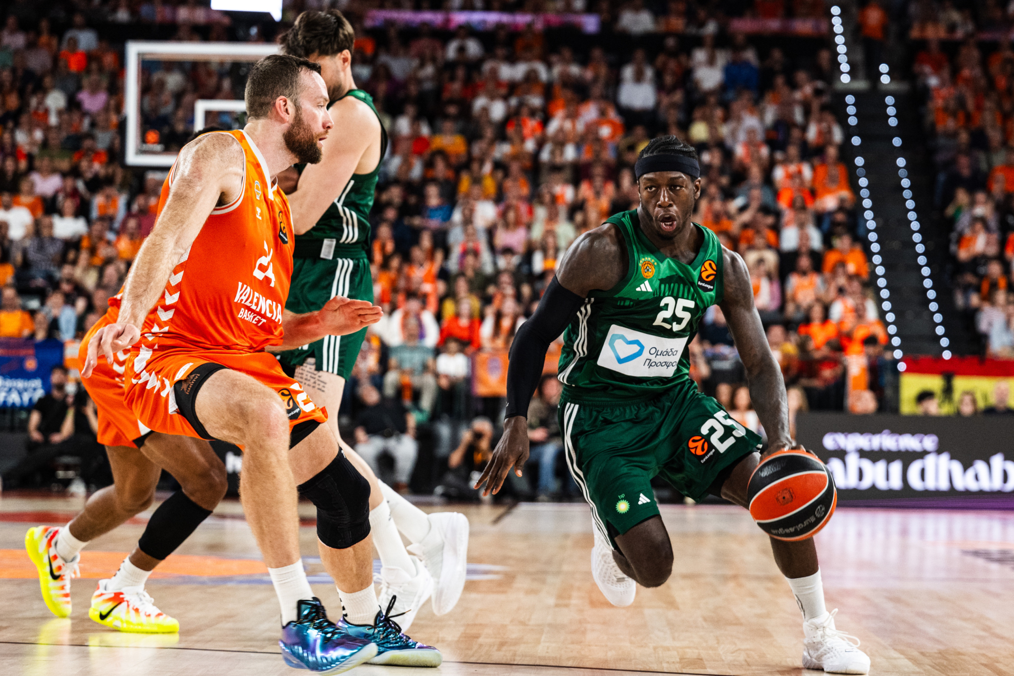 Kendrick Nunn trata de penetrar ante Matt Costello.