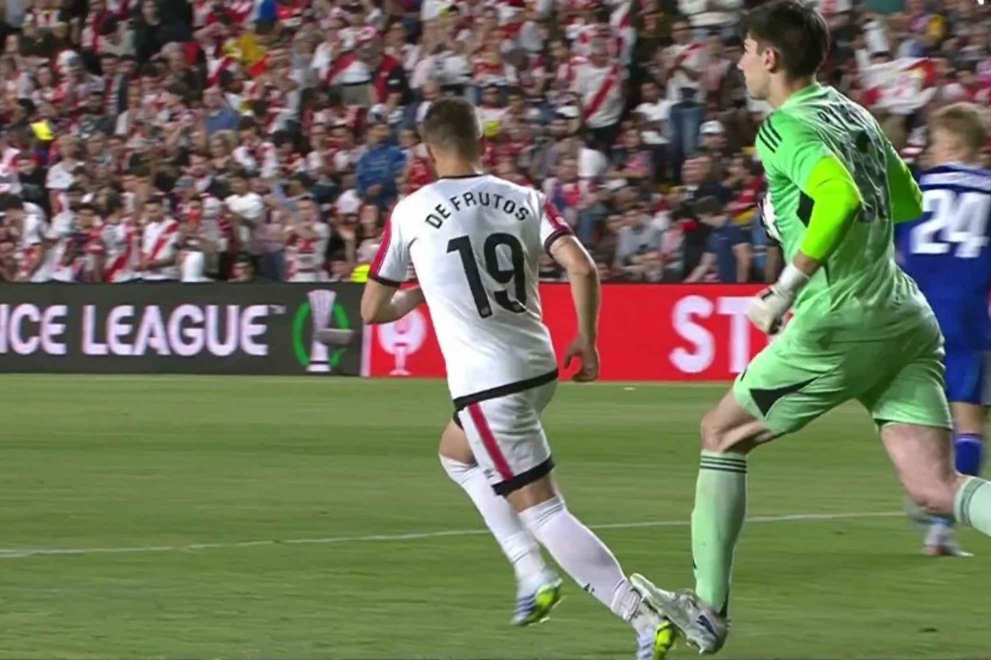 Momento en el que Penders pisa a De Frutos