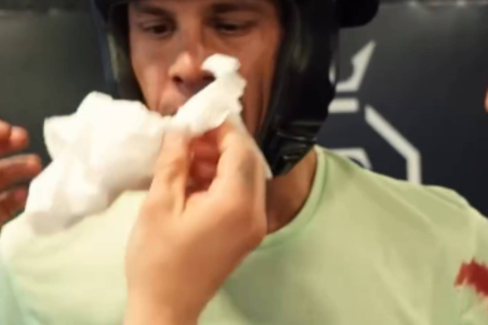 Los Amigos de Edu publican en su cuenta de Instagram "los secretos que no has visto" que le desveló Omar Montes a Edu Aguirre tras romperle la nariz de un puñetazo durante un sparring.