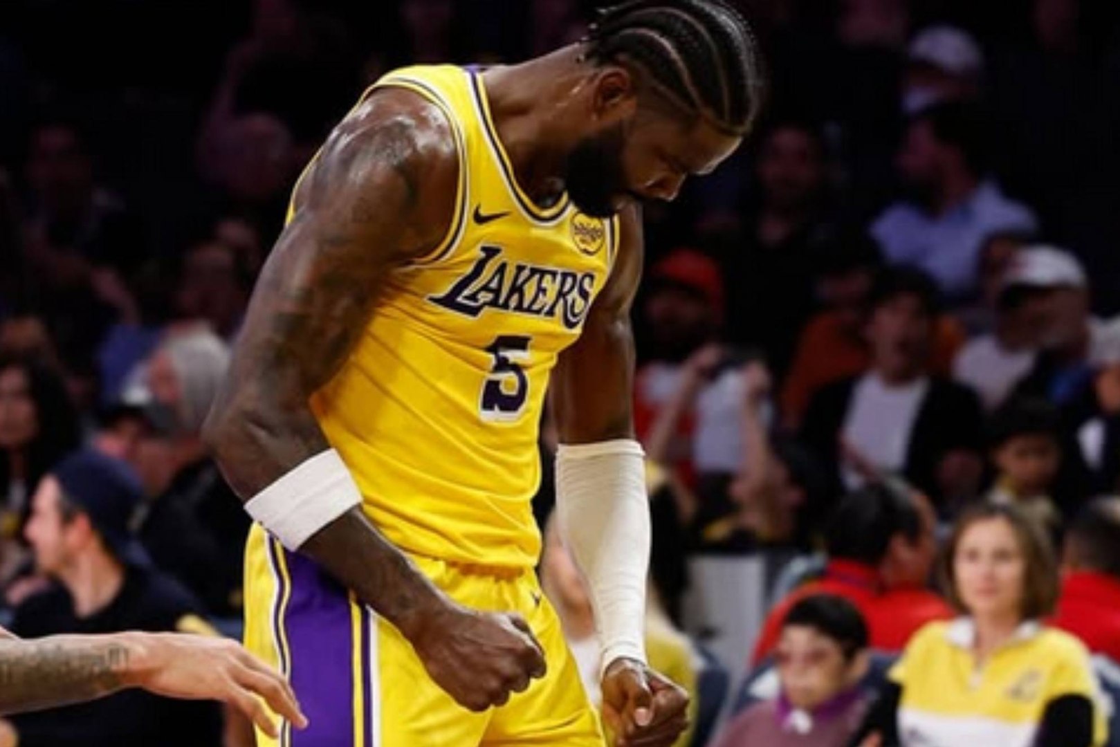 Deandre Ayton sumó 18 puntos y 17 rebotes en la derrota 93-99 de los Lakers ante los Rockets, que pusieron el 3-2 en su serie de los Playoffs NBA.