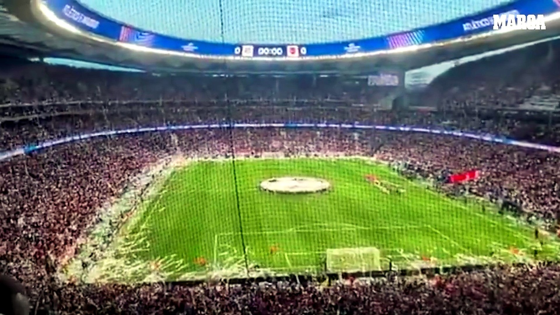 Los aficionados rojiblancos protestaron contra la UEFA durante la sinfonía