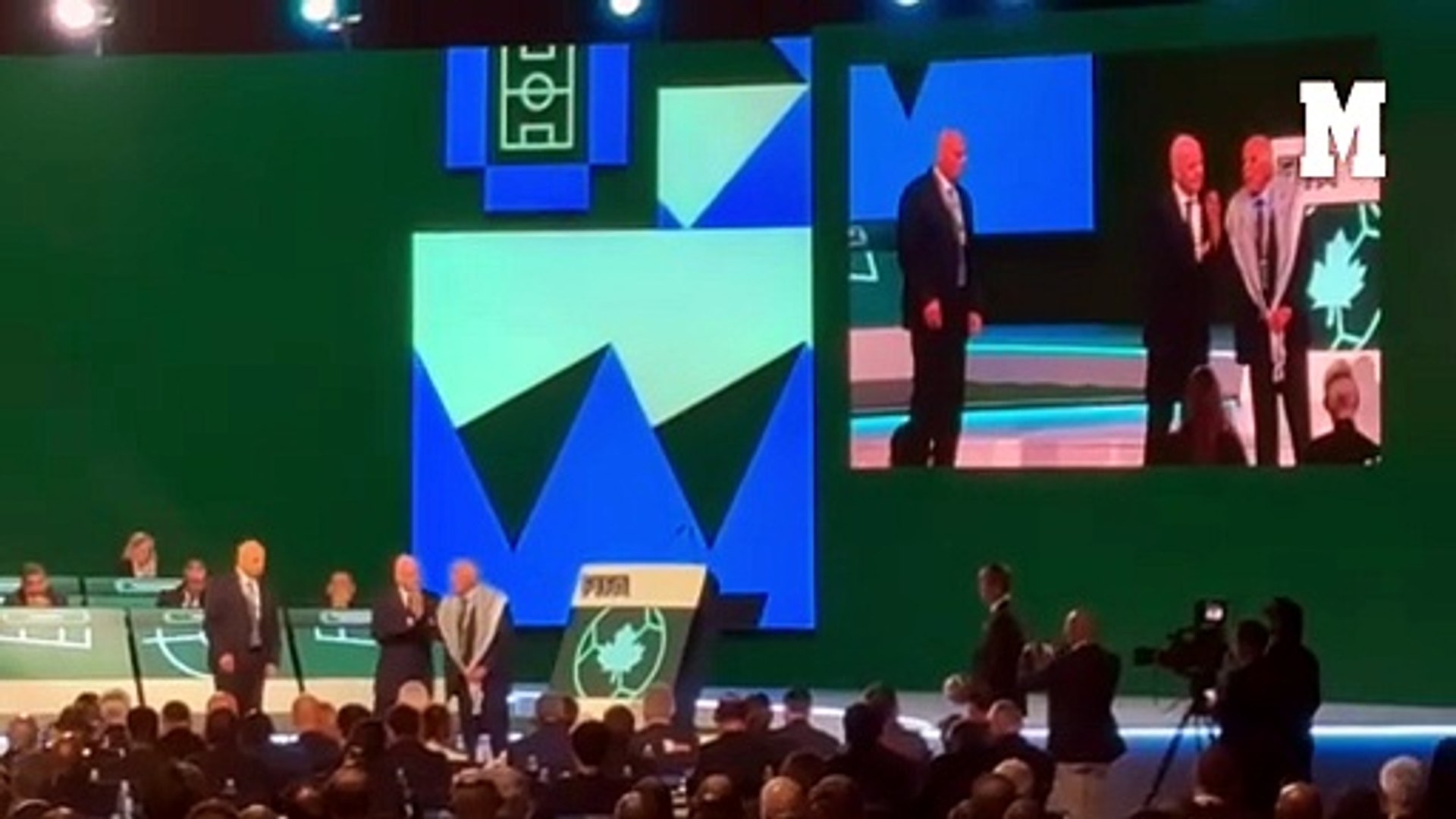 El presidente subió a ambos a la tribuna y pidió un compromiso para unir a todos