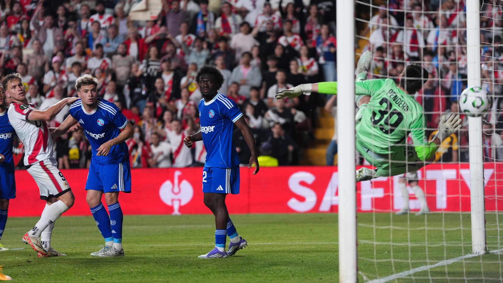 La puso Isi al primer palo y Alemao se agacha para hacer un giro de cuello y colarla con un globo que sorprende a Penders