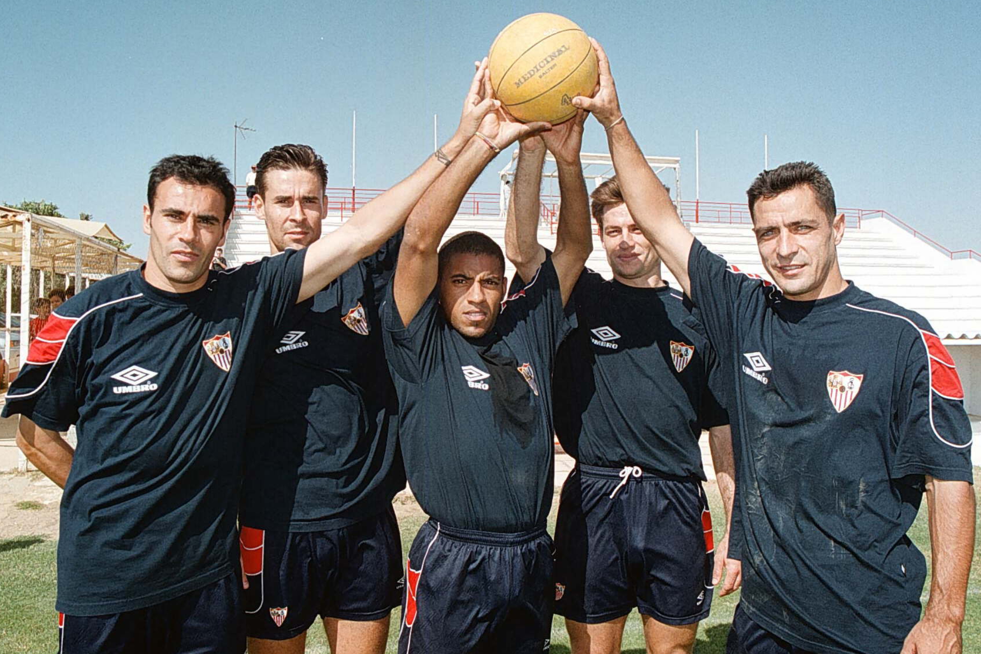 Quevedo, Tsartas, Olivera, Prieto y Moya sostienen un balón.