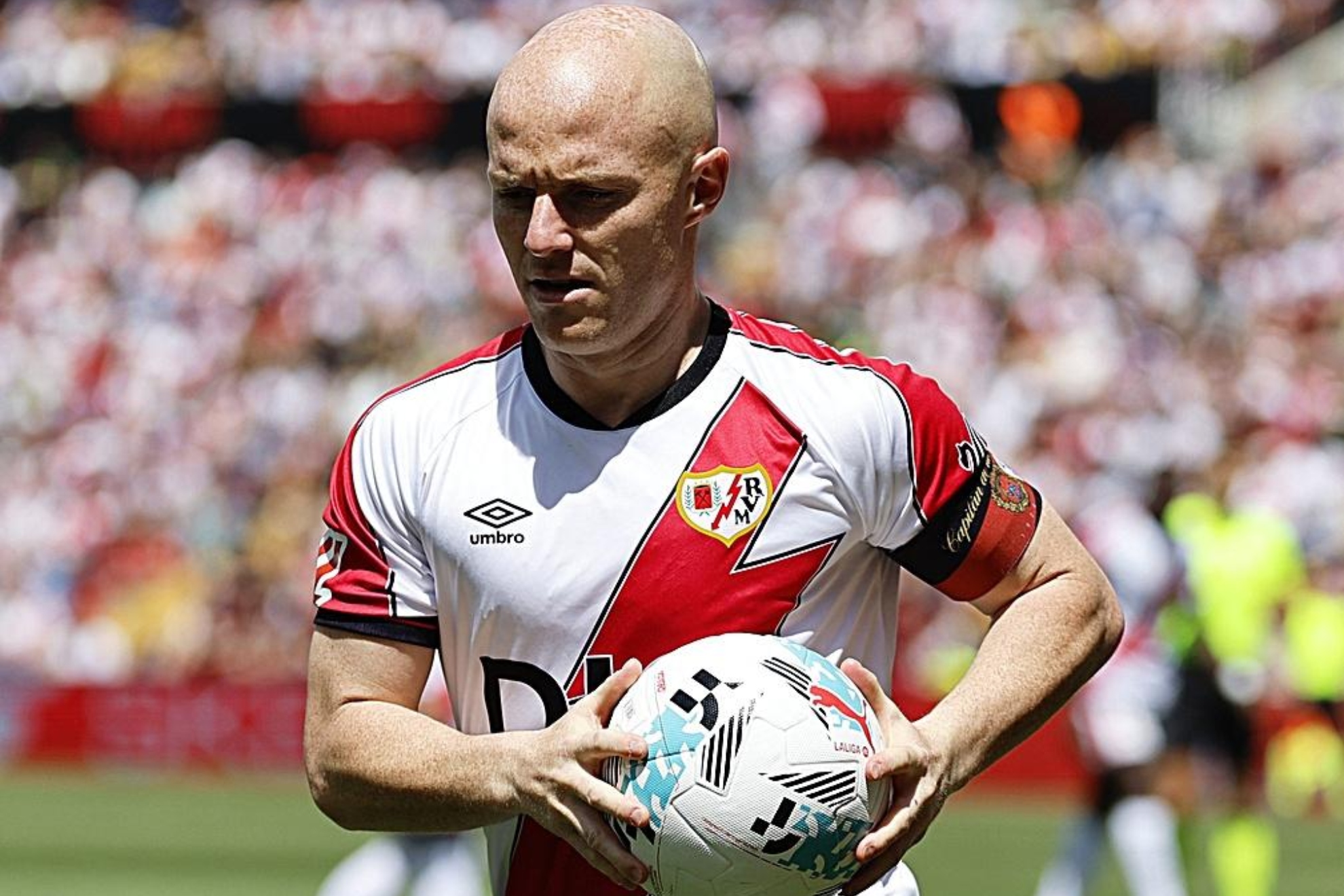 Isi, en un partido con el Rayo Vallecano.