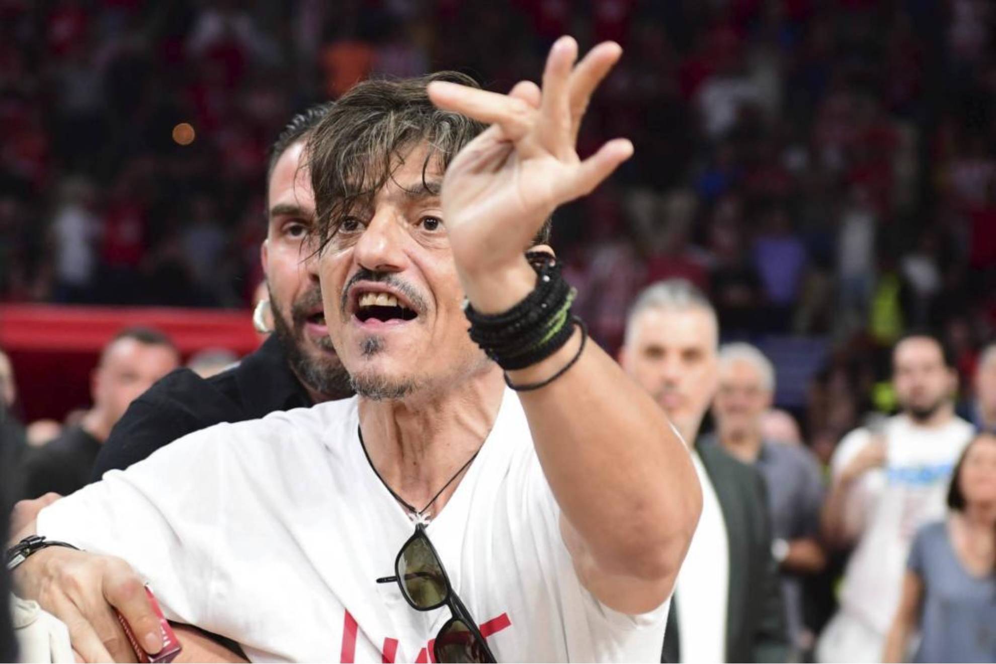 Dimitris Gianakopoulos, propietario del Panathinaikos, fuera de sí durante un partido.