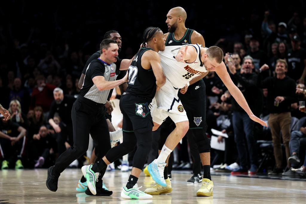Jaylen Clark y Nikola Jokic, durante la tangana ocurrida al final del choque. LAPRESSE