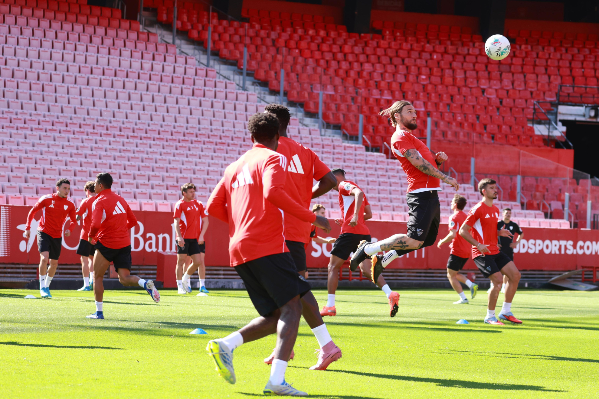 Entrenamiento del Sevilla en el Sánchez-Pizjuán este viernes 1 de mayo.