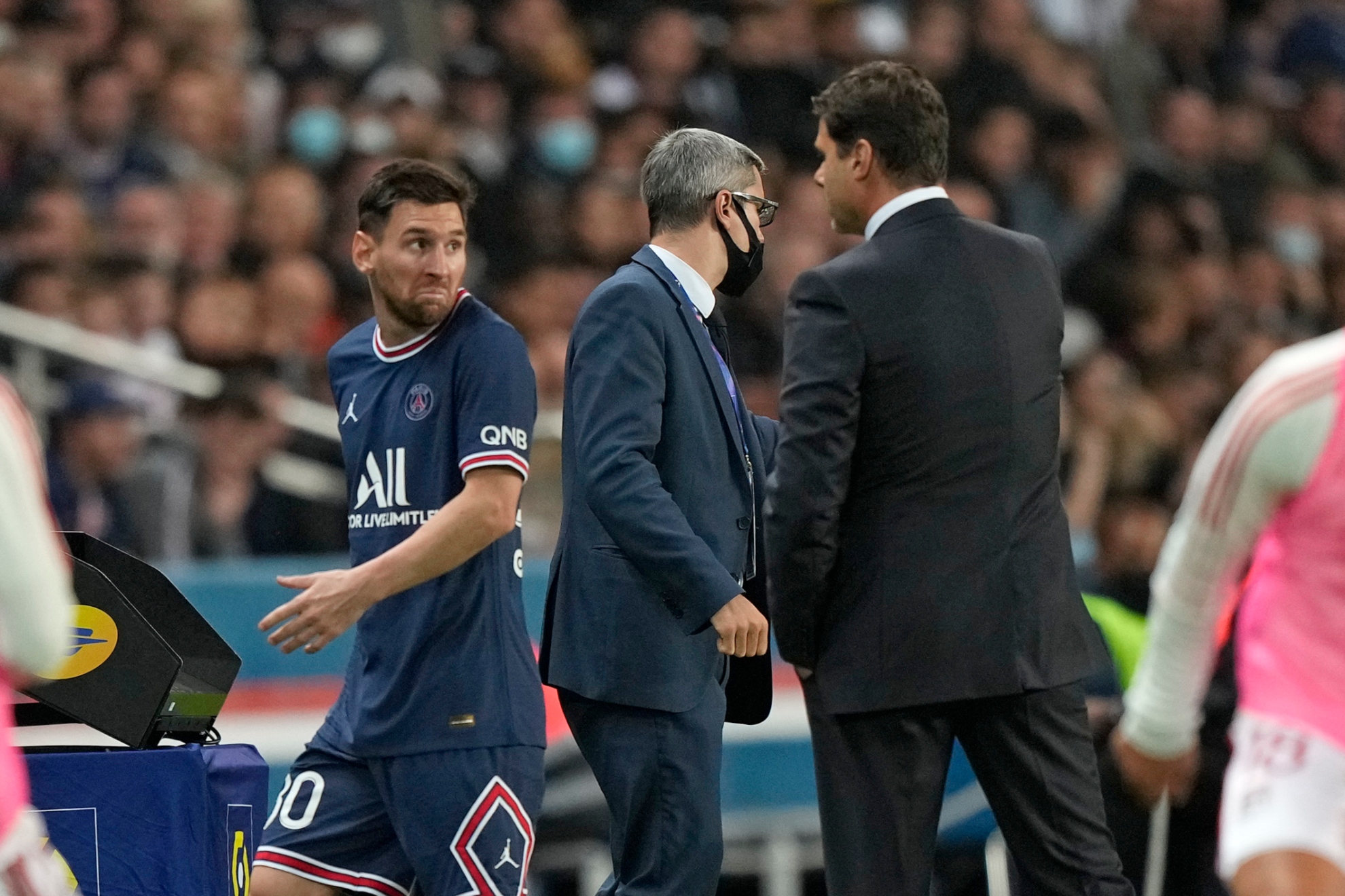 Messi y Pochettino, en el momento del cambio del astro rosarino en 2021 frente al Lyon.
