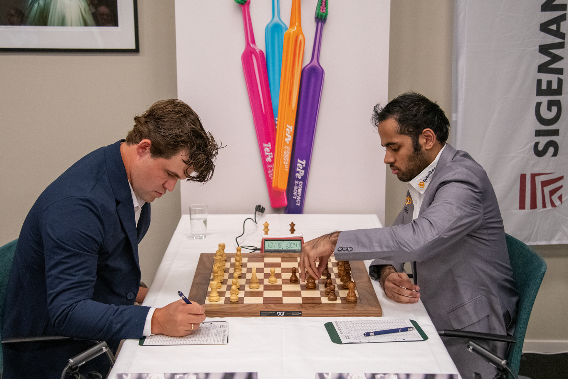 Magnus Carlsen durante su partida ante el indio Arjun Erigaisi en la primera ronda del Tepe Sigeman.