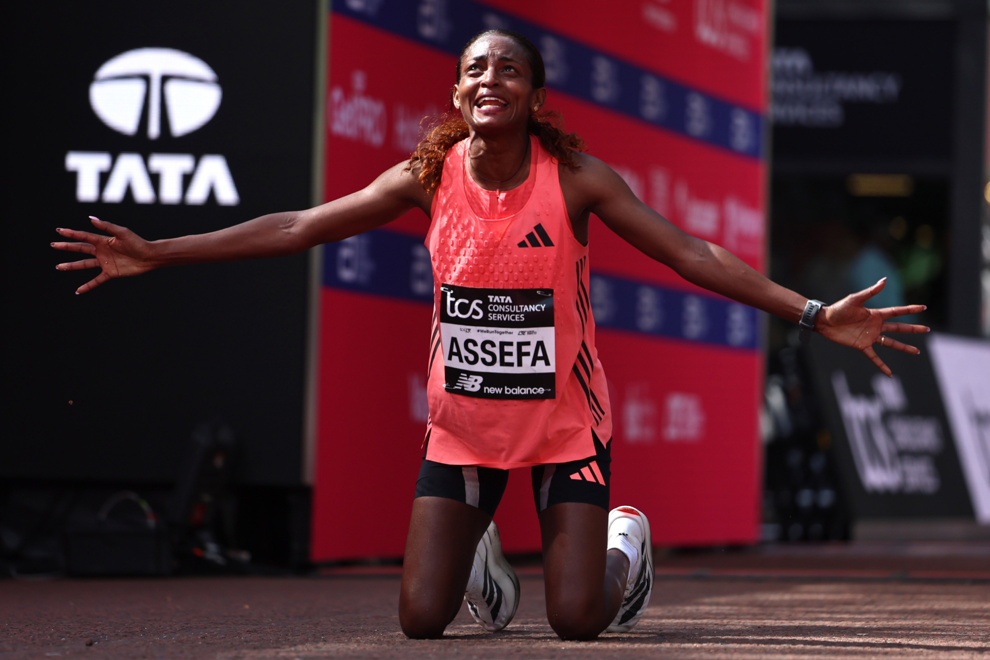 Tigst Assefa celebra de rodillas su victoria, con récord mundial incluido, en el reciente Maratón de Londres.
