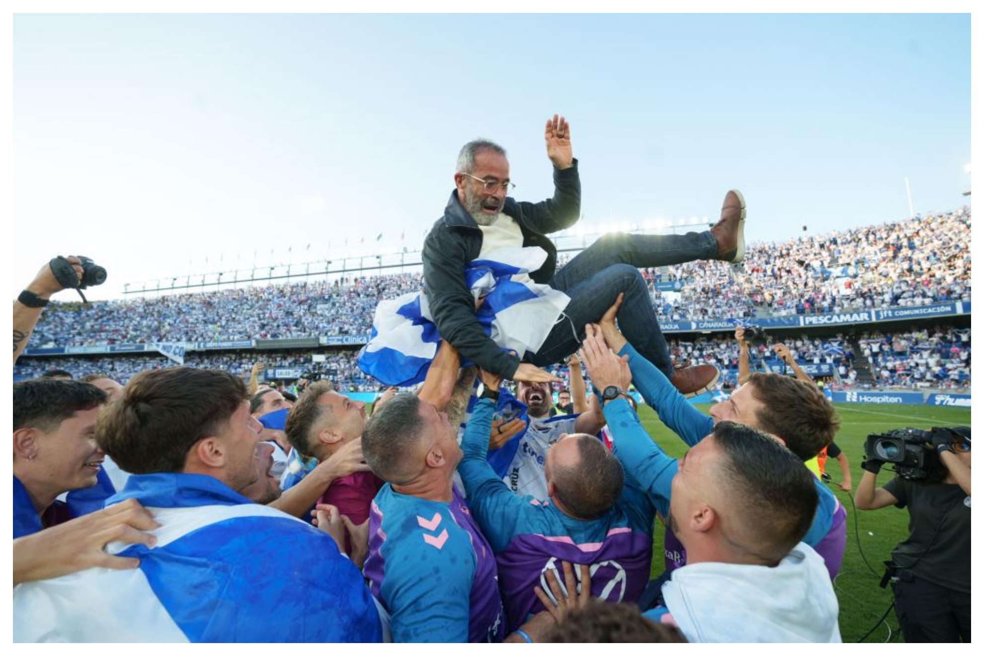 Álvaro Cervera fue manteado por sus jugadores al final del encuentro