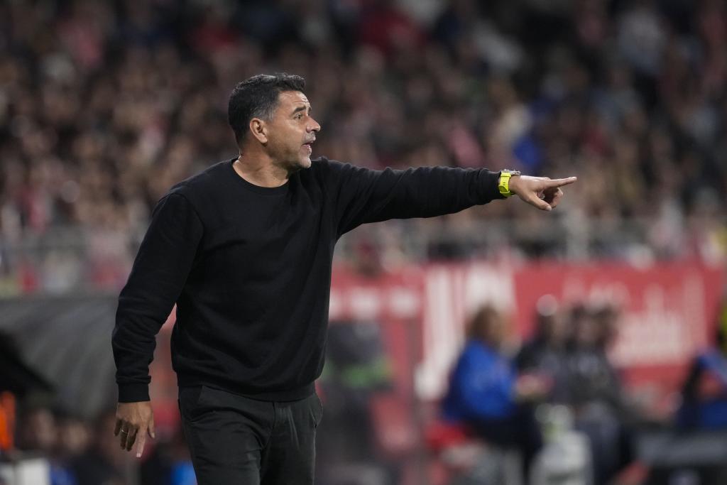El entrenador del Girona, Míchel Sánchez, durante el partido de La Liga de fútbol entre el Girona FC y RCD Mallorca, este viernes en el estadio municipal de Montilivi.