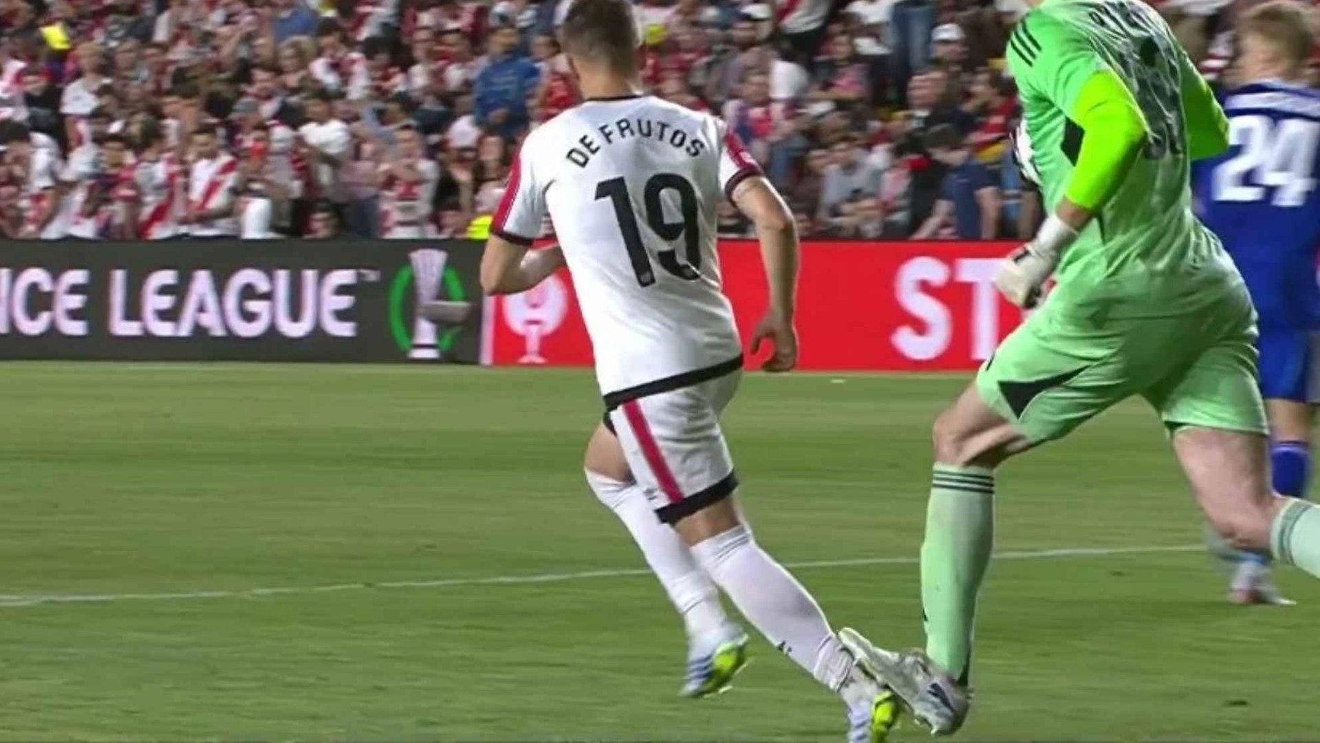 En el minuto 81 de partido el portero pisó el tobillo del atacante rayista