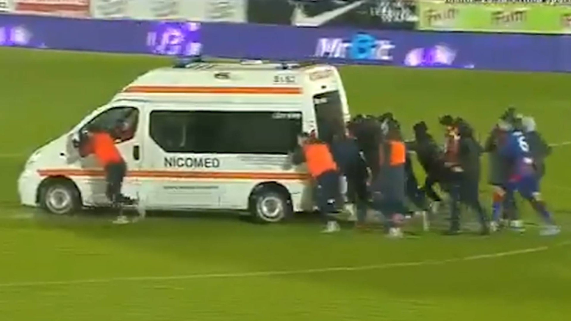 Esto ocurrió en la Liga II de Rumanía, cuando el FC Voluntari se enfrentó al FC Bihor. Uno de los jugadores resultó gravemente herido, por lo que tuvo que ser atendido con una ambulancia. Los jugadores de ambos equipos empujaron la ambulancia que se quedó atascada debido a la lluvia y el campo encharcado. 