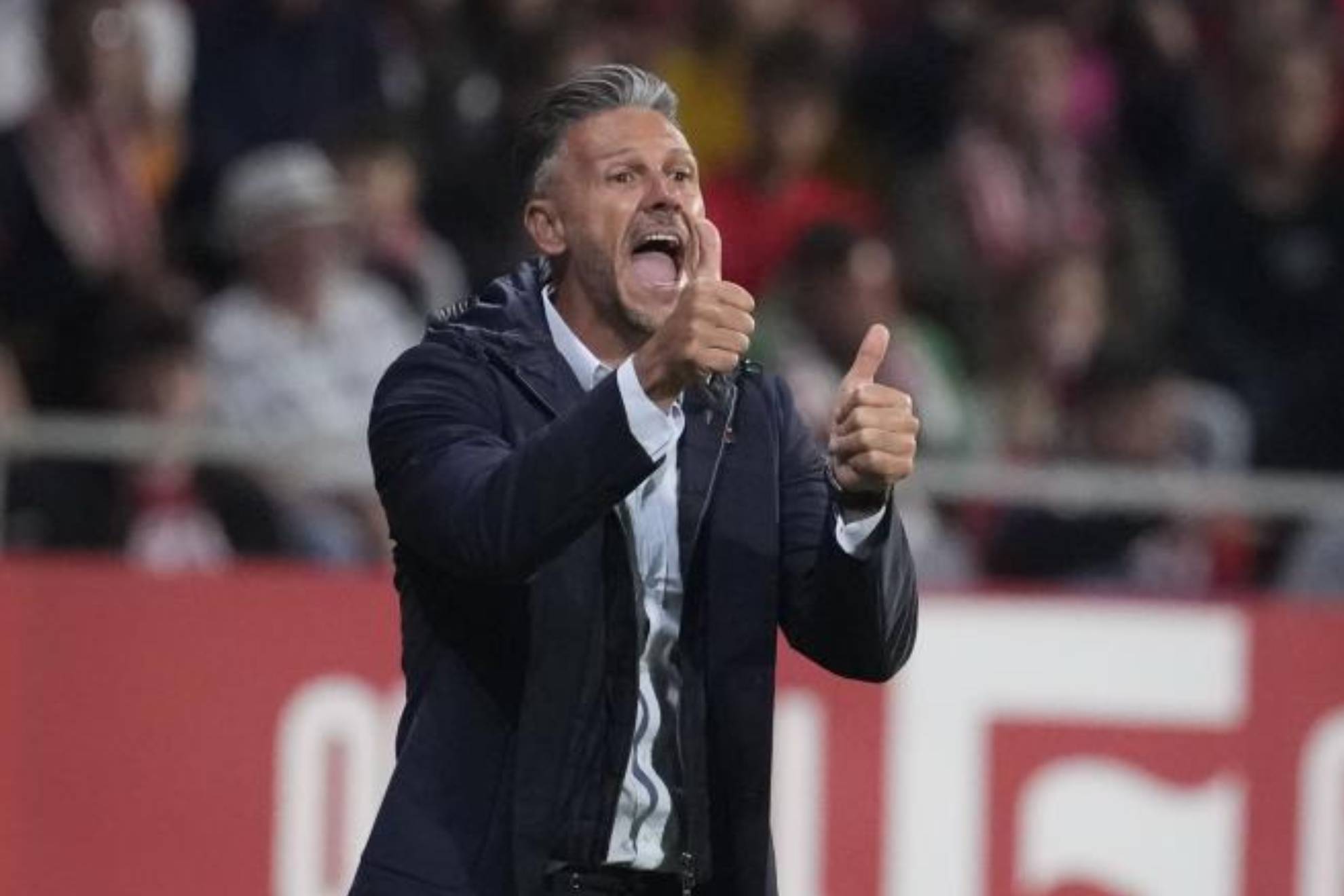 Martín Demichelis da indicaciones a sus jugadores en Montilivi.