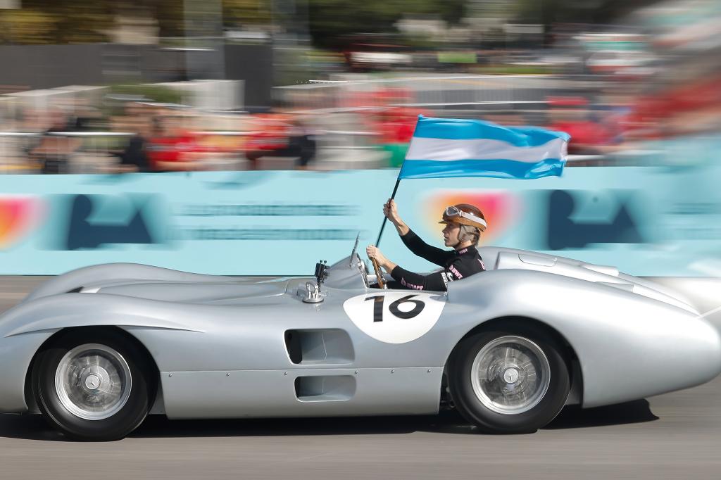 El piloto argentino de Fórmula Uno Franco Colapinto conduce un auto Mercedes Benz, réplica del que conducía Juan Manuel Fangio, en una exposición en Buenos Aires.