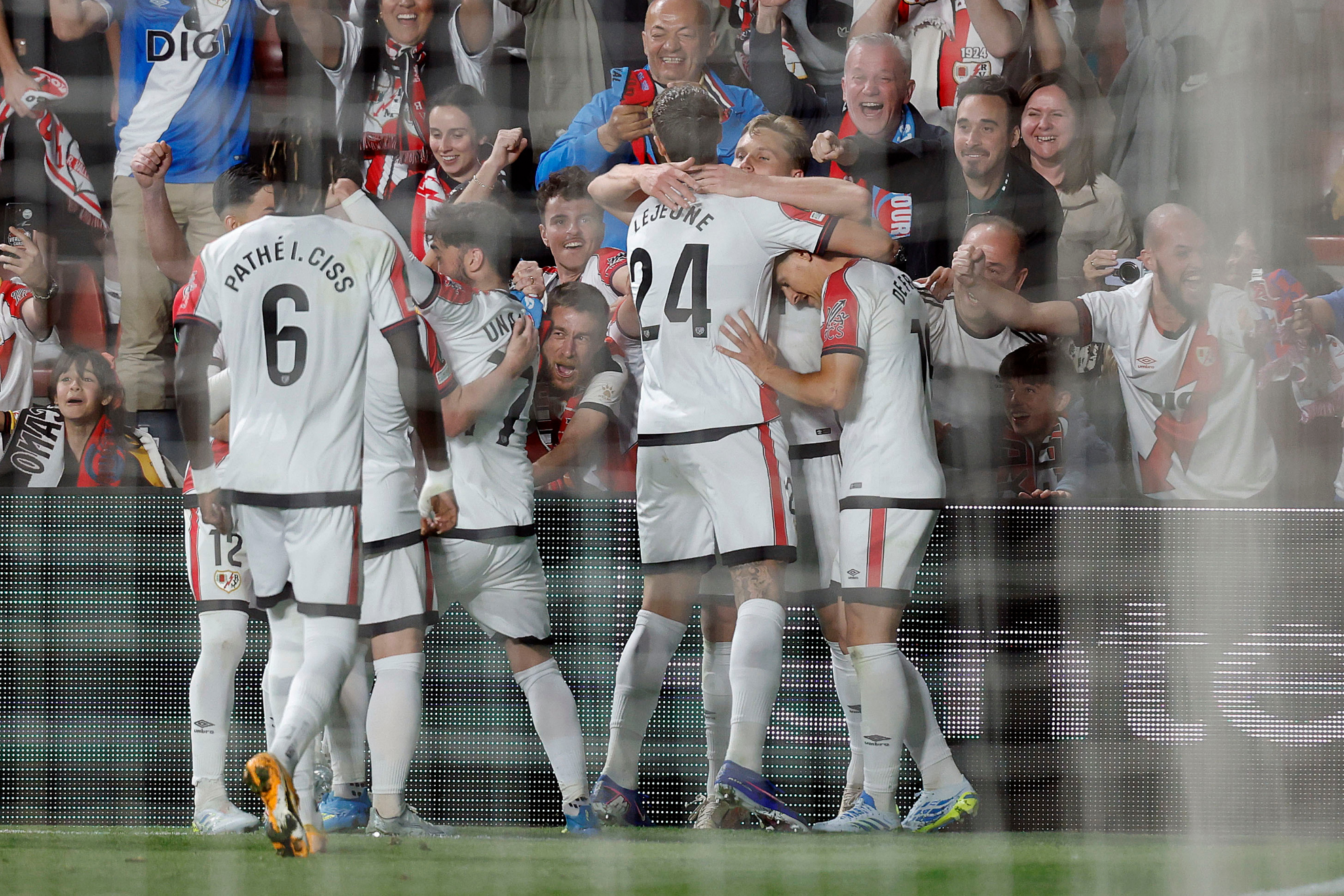 El Rayo Vallecano se impone 1-0 al Estrasburgo en la ida de semifinales de la Conference League — image 4