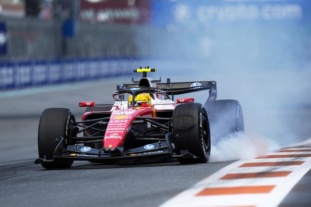 Hamilton, en una blocada de frenos en el GP de Miami.