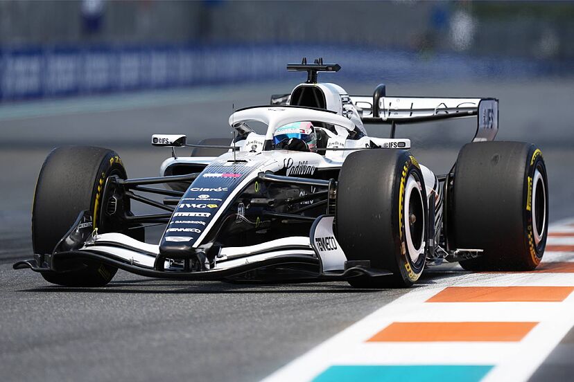 Checo Pérez da pasos valiosos con Cadillac