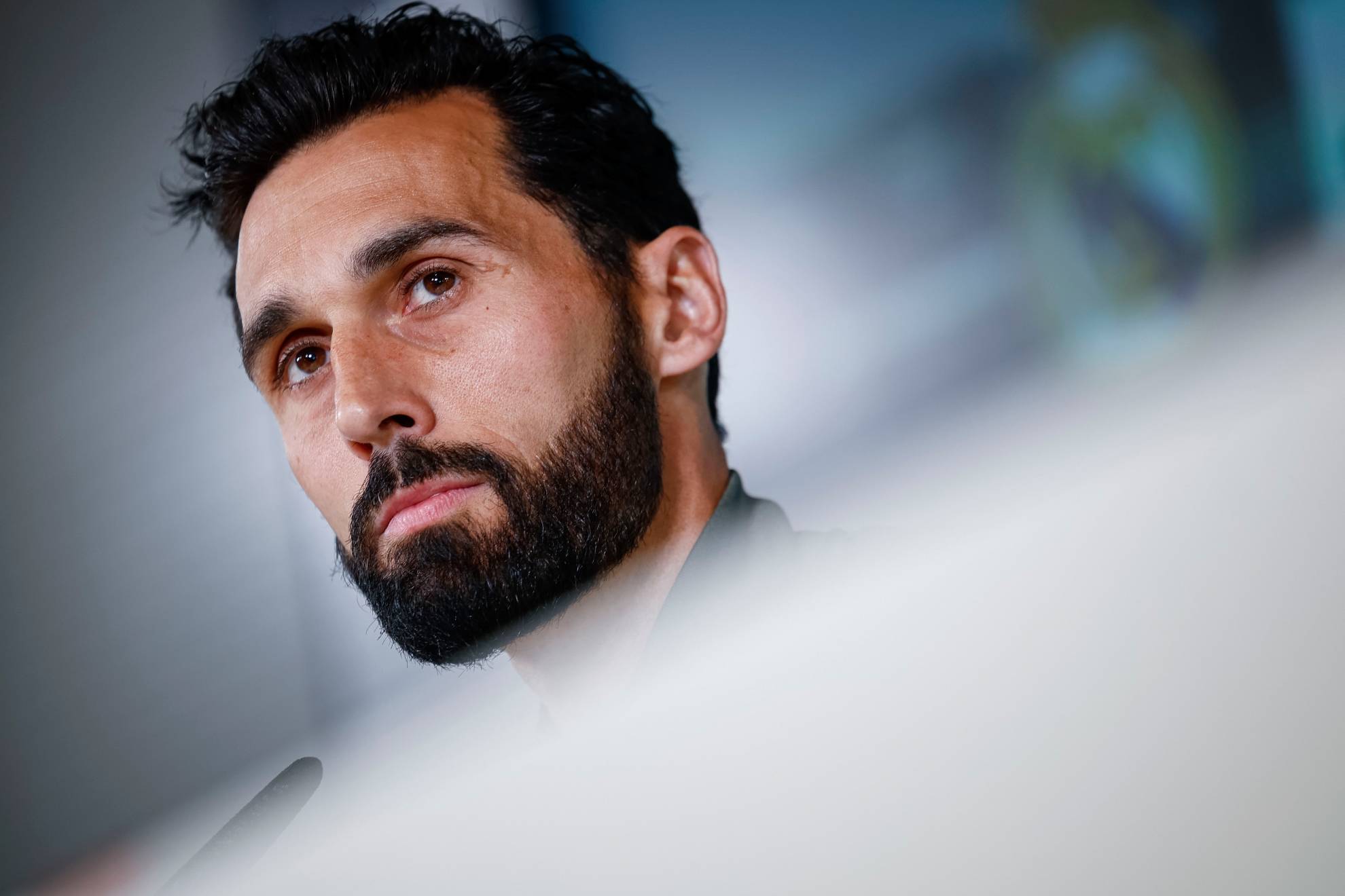 MADRID, 23/04/2026.- El entrenador del Real Madrid, Álvaro Arbeloa, da una rueda de prensa antes del entrenamiento del equipo en la ciudad deportiva del club de Valdebebas este jueves, en la víspera del partido de la trigésima segunda jornada de LaLiga EA Sports que disputará contra el Real Betis en el estadio de La Cartuja. EFE/ Daniel Gónzalez