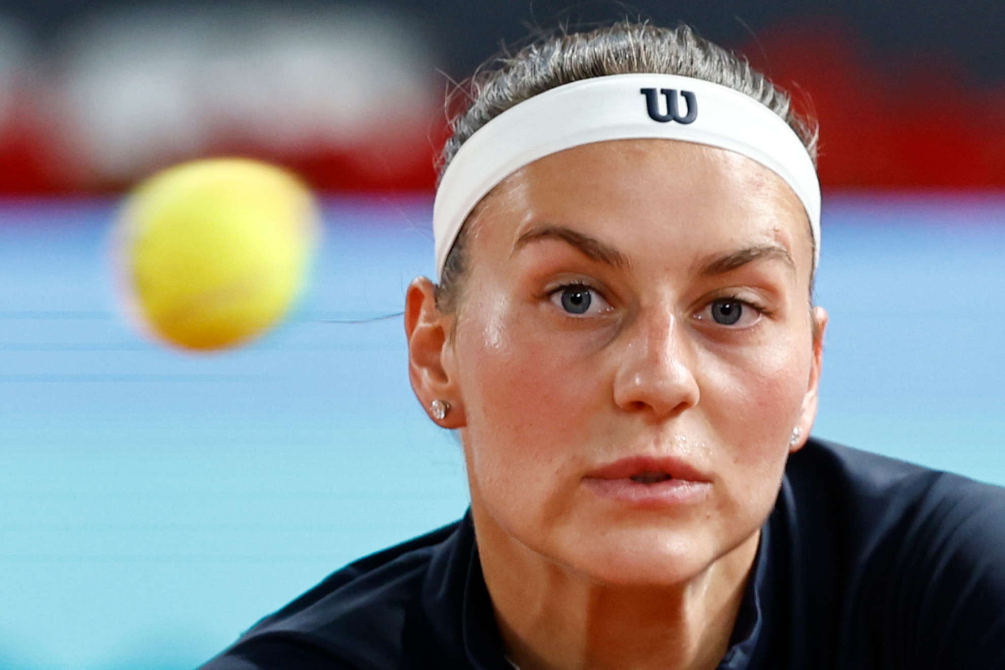 Kostyuk mira fijamente la pelota.