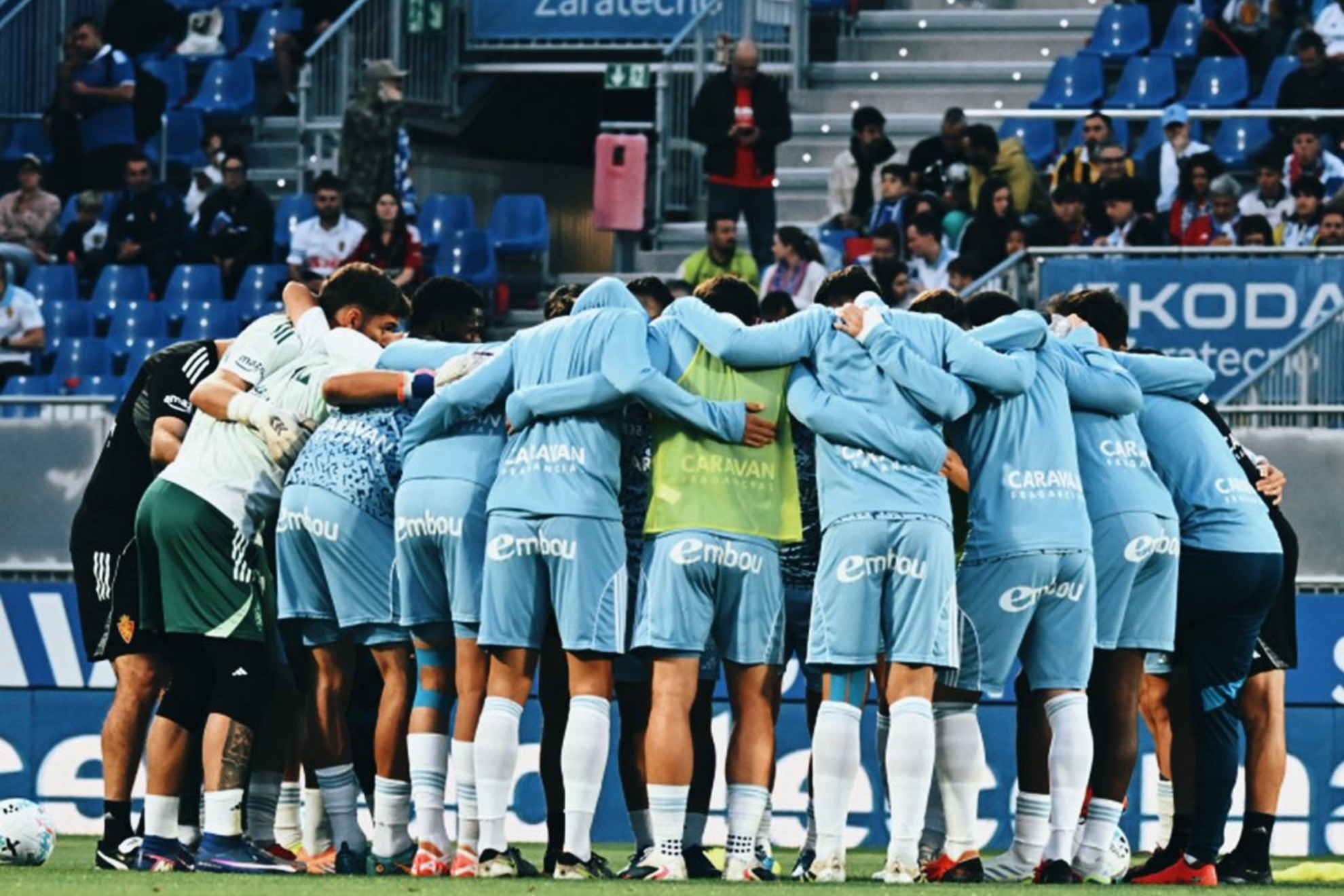 Los jugadores del Real Zaragoza hacen piña antes del partido contra el Granada.