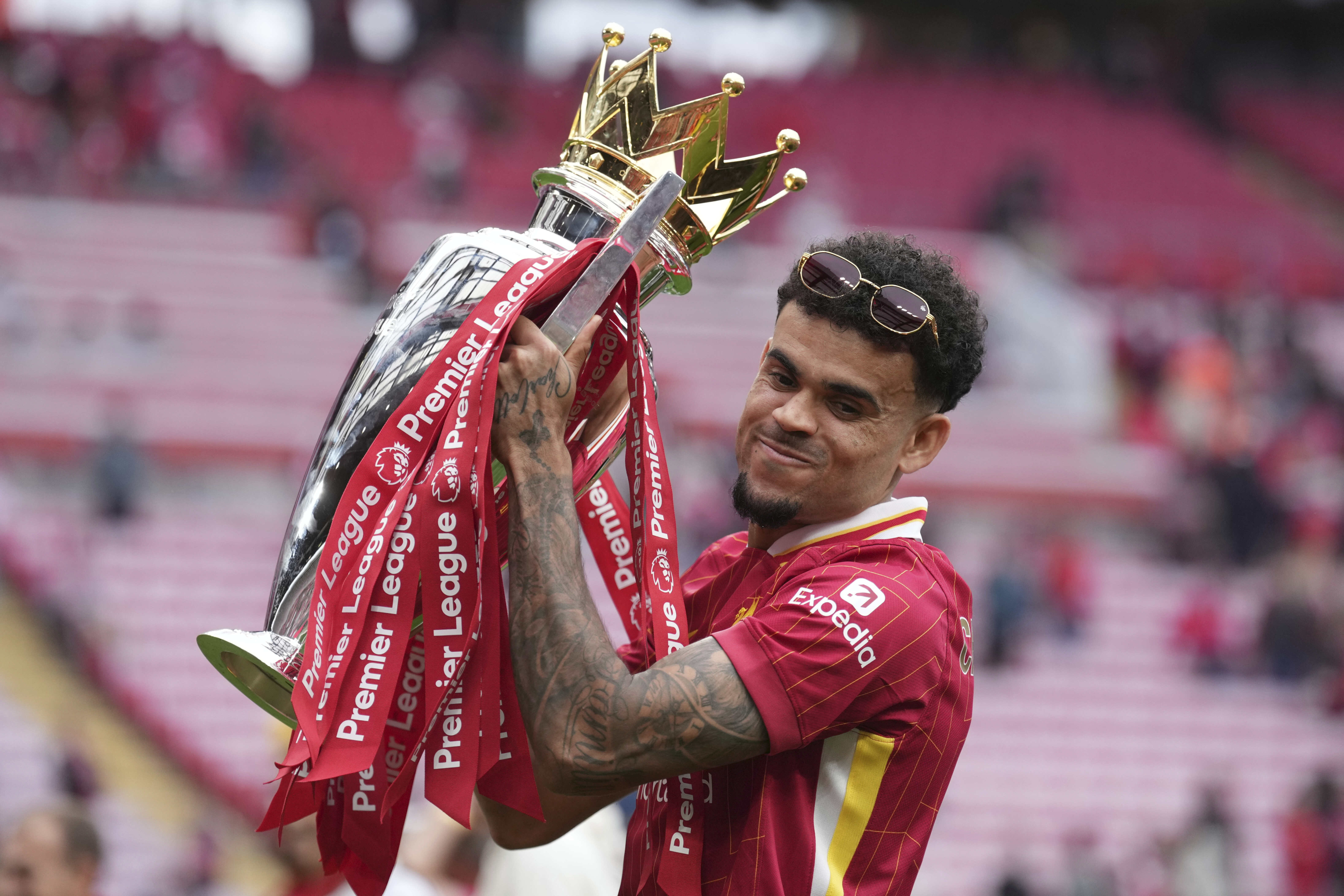 Luis Díaz, con el trofeo.