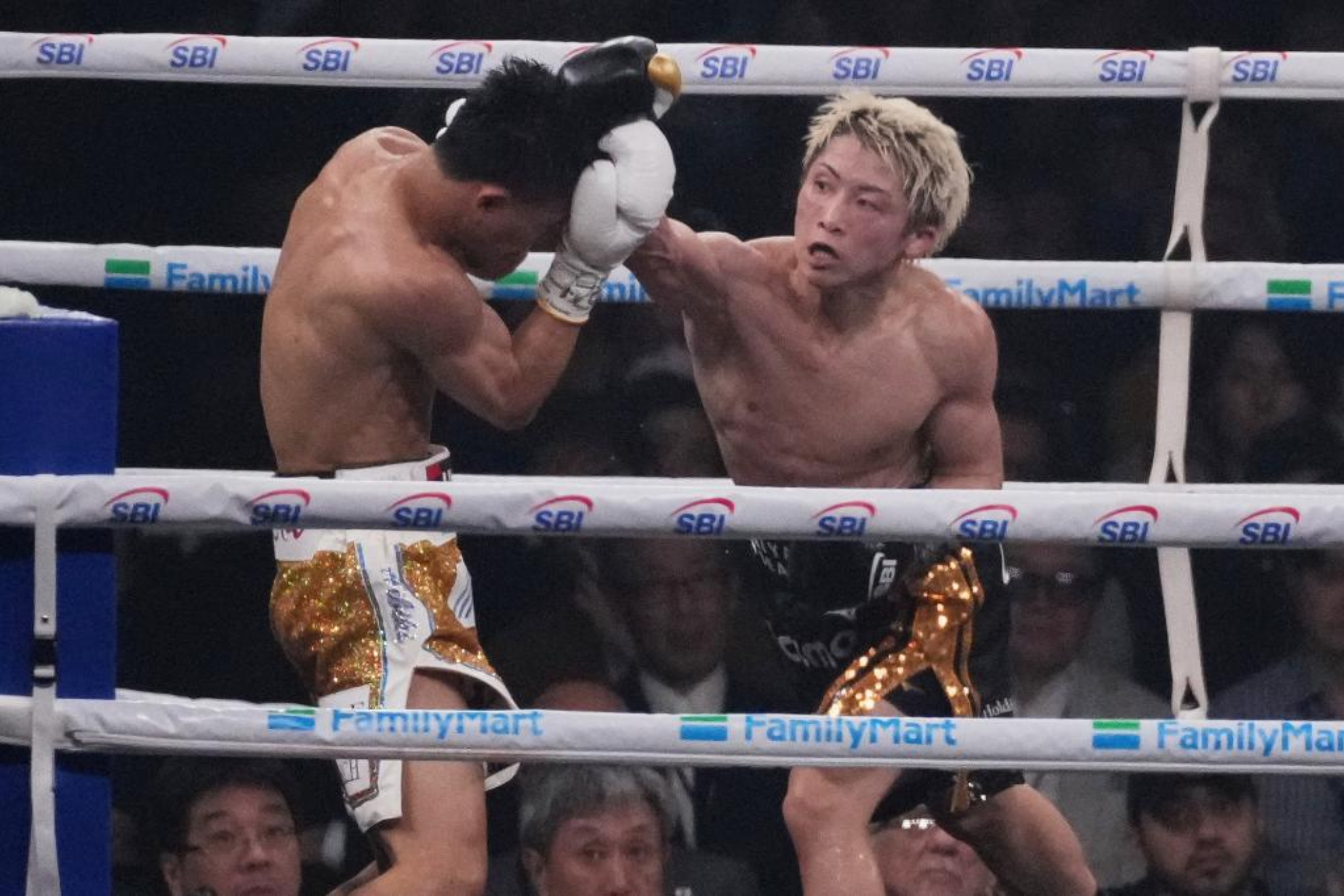 Inoue conecta un derechazo en la cabeza de Nakatani.