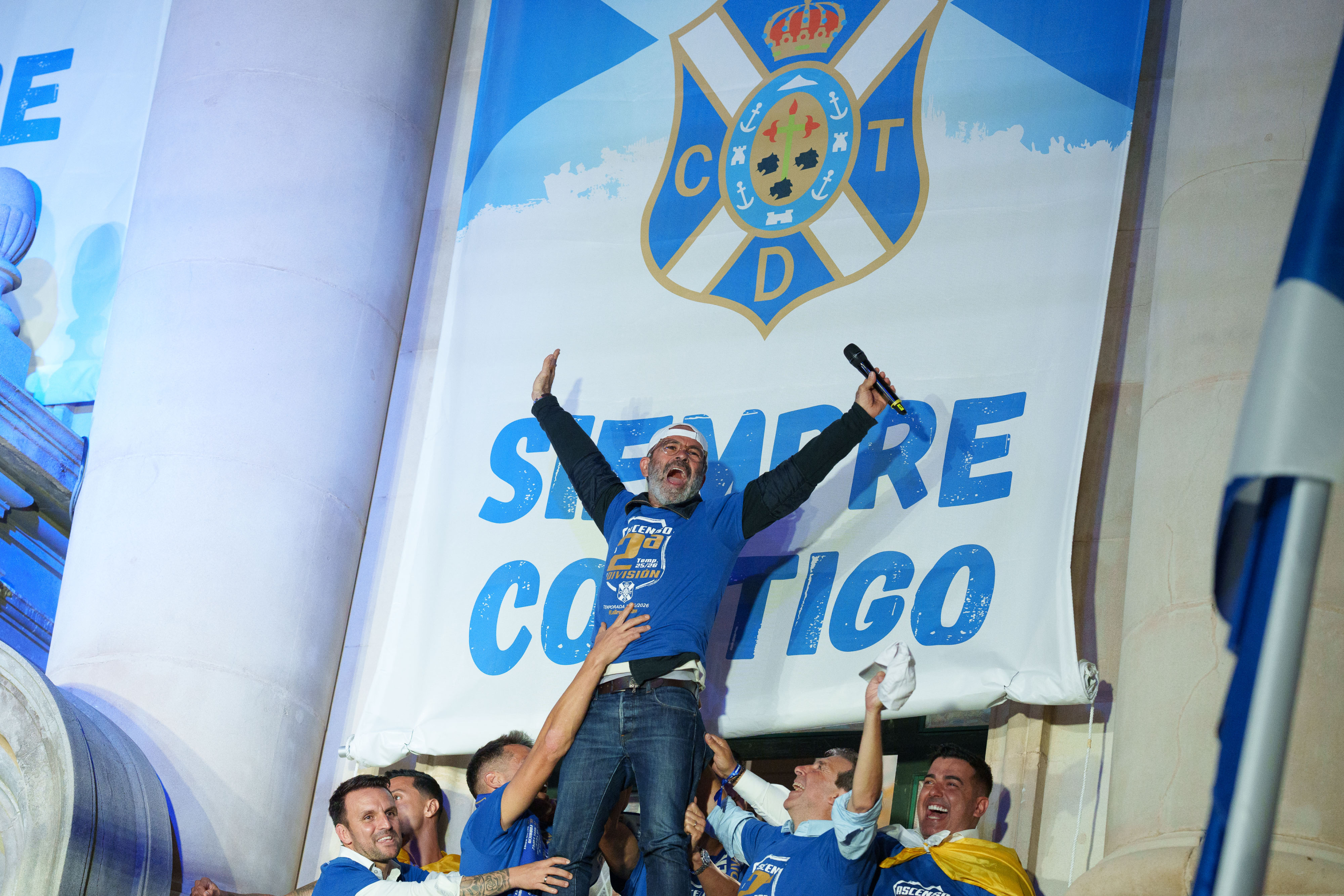 Cervera dirigió a su equipo hasta en la celebración.